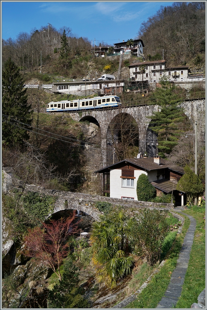 Der FART Regionalzug von Camedo nach Locarno erreicht in Kürze Intragna. 
20. März 2014