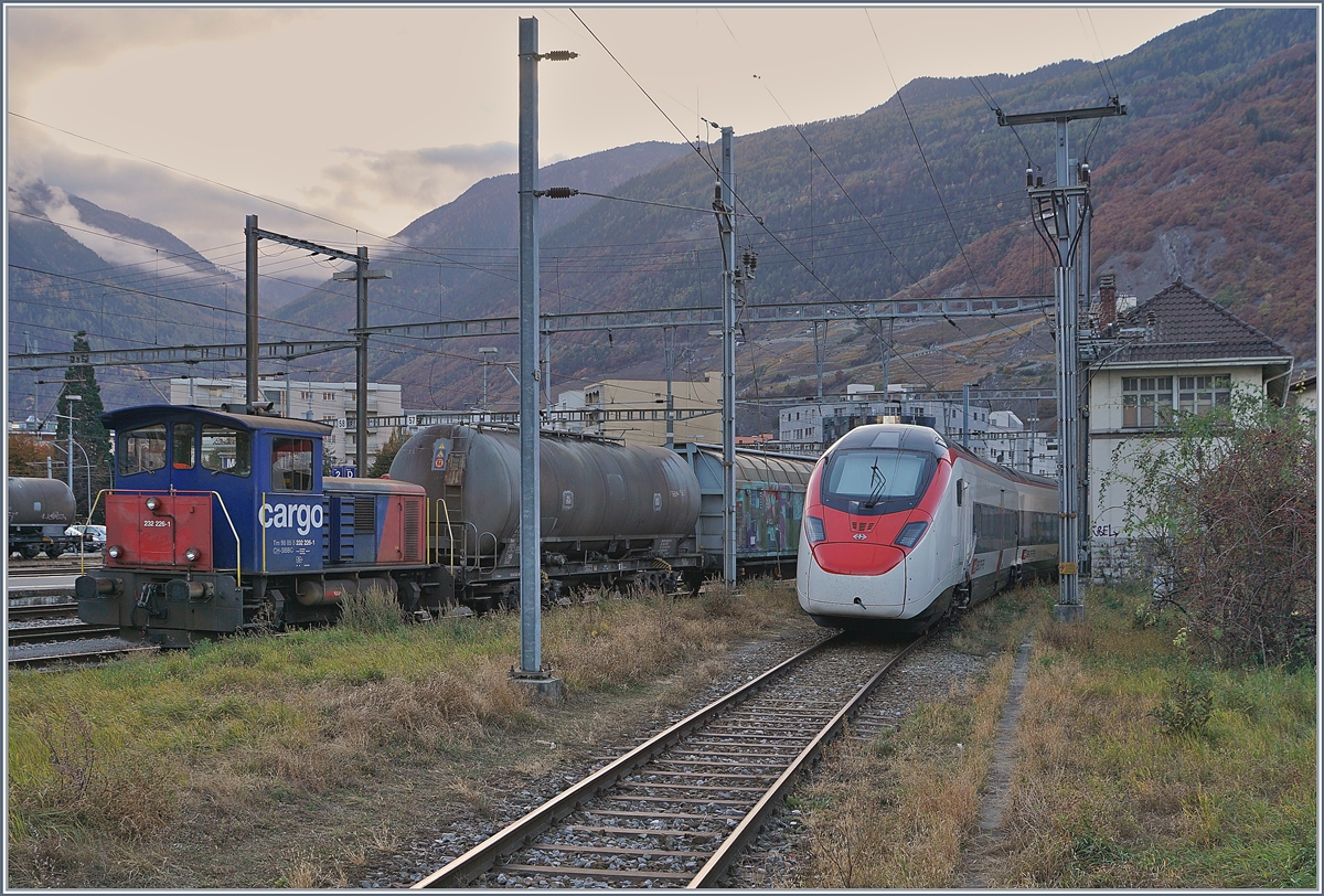 Der formschöne RABe 501 002  Giruno  steht in Martigny.
30. Okt. 2017
