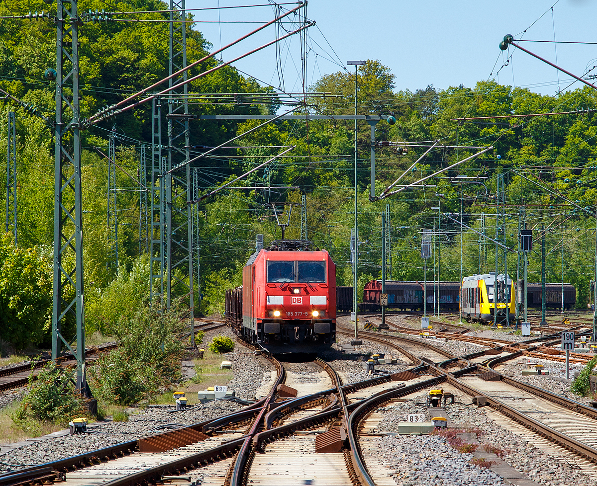 
Der Fotograf wurde bereits von weitem am Bahnsteig gesehen und vom Lokführer mit Fernlicht begrüßt....
Die 185 377-9 (91 80 6185 377-9 D-DB) der DB Cargo AG fährt am 05.05.2018 mit einem gemischtem Güterzug durch Betzdorf(Sieg) in Richtung Siegen.

Nochmals einen lieben Gruß an den netten Lokführer zurück. Bewußt bezeichne ich ihn nicht als Tf, den es sind Lokführer. 