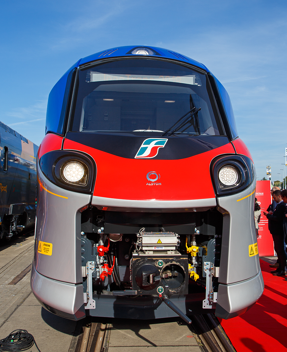 Der französische Hersteller Alstom präsentierte auf der InnoTrans 2018 in Berlin (18.09.2018) den ersten, für die italienische Trenitalia bestimmen, „pop“ den ETR 103 001 ein Alstom Coradia Stream.
Beim Coradia Stream handelt es sich um einen für den europäischen Markt entwickelten elektrischen Niederflurtriebzug für den Regional- und Intercity-Verkehr. 

Die Trenitalia erteilte Alstom im August 2016 einen Rahmenauftrag zur Lieferung von 150 Coradia-Zügen. Der Coradia Stream wird von der italienischen Eisenbahngesellschaft „Pop“ genannt und wird in verschiedenen italienischen Regionen eingesetzt. Er soll modular aufgebaut und damit einfacher für verschiedene Bedürfnisse anpassbar sein. Diese Lösung wird an verschiedene Konfigurationen und Kapazitätsanforderungen für den Regional- und Nahverkehr angepasst. Im Juni 2019 wurden die ersten drei von insgesamt 47 Zügen für den Einsatz in der Region Emilia-Romagna in den Fahrbetrieb aufgenommen.

TECHNISCHE DATEN:
Bezeichnung: ETR 103 (3-Teiler) / ETR 104 (4-Teiler)
Spurweite:  1.435 mm (Normalspur)
Achsformel: Bo'(2')(2')Bo' (ETR 103) / Bo'(2')(2')(2')Bo' (ETR 104)
Länge über Puffer: 65,7 m (ETR 103) / 84,2 m (ETR 104)
Höchstgeschwindigkeit: 160 km/h
Stromsystem: 3.000 V DC (=)
Sitzplätze:  239 (ETR 103) / 321 (ETR 104)

Auch die niederländische Eisenbahngesellschaft Nederlandse Spoorwegen (NS) bestellte 2016 und 2019 insgesamt 97 Züge. Die sogenannten „Intercity Nieuwe Generatie“-Züge sollen mit einer Höchstgeschwindigkeit von 200 km/h auf der Strecke Amsterdam–Rotterdam–Breda und im Korridor Den Haag–Eindhoven fahren. Eine Aufnahme des kommerziellen Betriebes ist für 2021 geplant. Die Züge können mit 25 kV AC (Hochgeschwindigkeitsstrecken) und 1,5 kV DC (konventionelles Netz) fahren und sind mit den Zugsicherungssystemen ATB und ETCS ausgerüstet. Ab 2025 sollen die Mehrsystemfahrzeuge auch auf der Intercity Direct–Linie nach Brüssel verkehren und sind sowohl auf das niederländische (1,5 kV DC/25 kV AC) als auch das belgische Stromnetz (3 kV DC/25 kV AC) zugeschnitten.