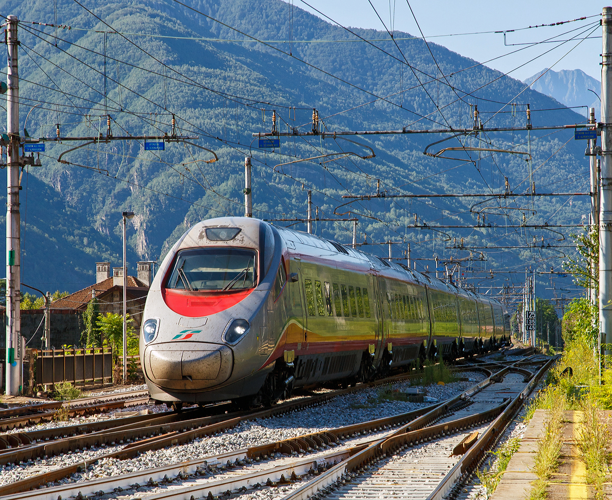
Der  Frecciargento“  ETR 610.004 (von italienisch ElettroTreno Rapido 610) der 1. Serie  (93 85 5 610 004-9 CH-TI) der Trenitalia (100-prozentige Tochtergesellschaft der Ferrovie dello Stato) erreicht am 03.08.2019 den Bahnhof Domodossola.

Eigentlich ist die Einteilung unter Italien falsch die, da alle Trenitalia ETR 610 in der Schweiz registriert sind. 
