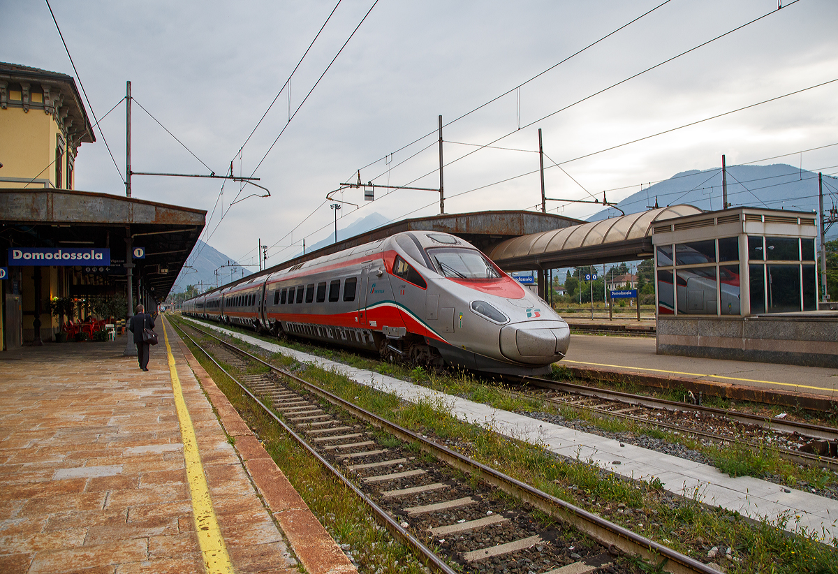 Der  Frecciargento“  ETR 610.011 (von italienisch ElettroTreno Rapido 610) der 1. Serie  (93 85 5 610 111-3 CH-TI / 93 85 5 610 011-4 CH-TI) der Trenitalia (100-prozentige Tochtergesellschaft der Ferrovie dello Stato) erreicht am 08.09.2021, als EC 50 Milano Centrale – Basel SBB, den Bahnhof Domodossola.

Liebe Gr��e an den freundlichen Lokf�hrer zur�ck, die freundlichen Gr��e von dem Lokf�hrer habe ich leider erst zu Hause gesehen.

Eigentlich sind alle Trenitalia ETR 610 in der Schweiz registriert. Dieser ETR 610 hat die Zulassungen f�r die Schweiz, Italien und Deutschland.

Noch einmal auf Italienisch, vielleicht kommt so mein Gru� zur�ck an:
 Frecciargento  ETR 610.011 (ElettroTreno Rapido 610) della 1a serie (93 85 5 610 111-3 CH-TI) raggiunge la stazione di Domodossola i´ 08.09.2021 come EC 50 Milano Centrale - Basel SBB.

Saluti al macchinista amichevole, purtroppo ho visto i saluti amichevoli del macchinista solo quando ero a casa.
