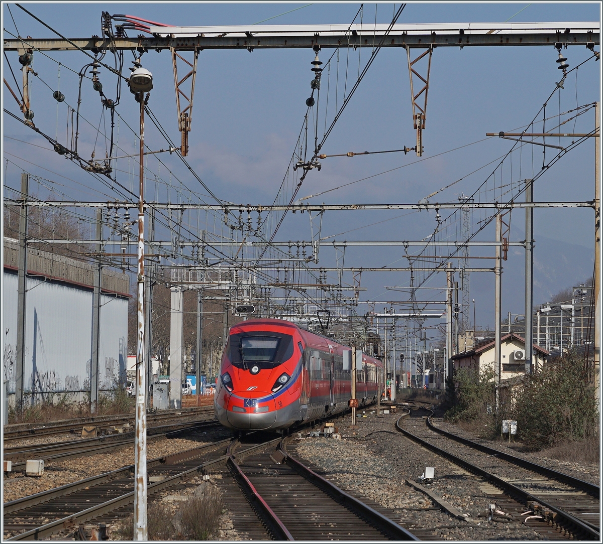 Der FS Trenitalia ETR 400 050 ist auf dem langen Weg von Milano Centrale nach Paris Gare de Lyon als FR 9292 unterwegs und verlässt nach einem kurzen Halt den Bahnhof von Chambéry-Challes-les-Eaux. Neben der Tatsache, dass der FS ETR 400 für mich zu einem der schönsten modernen Züge gehört, trägt auch die schwere SNCF Fahrleitung auf interessante Weise zu diesem Bild bei.

22. März 2022