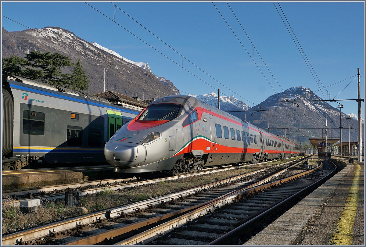 Der FS Trenitalia ETR 610 004 verlässt als EC 35 von Genève nach Milano Centrale den Bahnhof von Domodossola.

8. April 2019