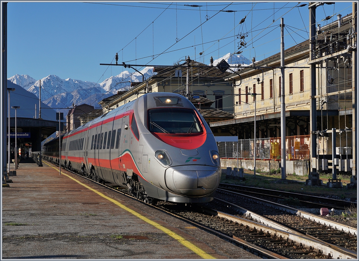 Der FS Trrenitalia ETR 610 008 verlässt als EC 50 auf der Fahrt nach Basel SBB den Bahnhof von Domodossola.

8. April 2019