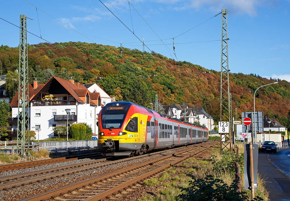 
Der fünfteilige Stadler Flirt 429 047 / 429 547 der HLB (Hessischen Landesbahn) als RE 99 (Main-Sieg-Express) Gießen - Siegen (Umlauf HLB24966) fährt am 02.10.2016 von Dillenburg weiter in Richtung Siegen.