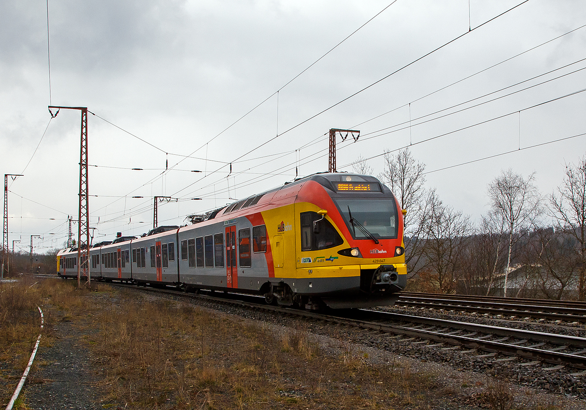 Der fünfteilige Stadler FLIRT 429 047 / 547 der HLB (Hessischen Landesbahn), fährt am 18.03.2021, als RE 99 (Main-Sieg-Express) Siegen - Gießen - Frankfurt am Main, durch Rudersdorf (Kr. Siegen), an der Dillstrecke (KBS 445), in Richtung Dillenburg.

Einen lieben Gruß an den netten Triebfahrzeugführer zurück.
