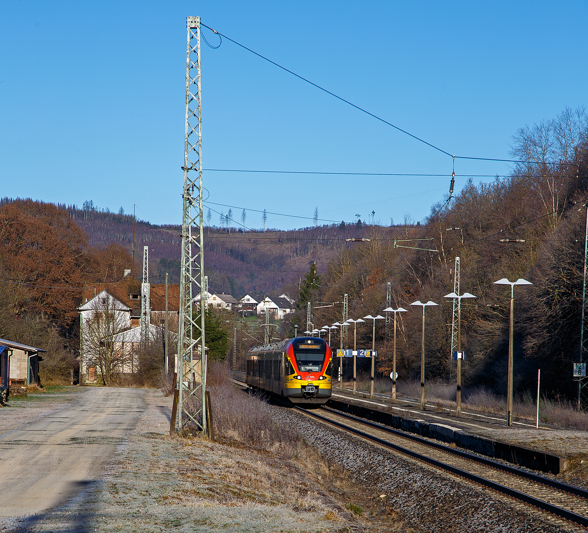 Der fünfteilige Stadler FLIRT 429 541 / 041 der HLB (Hessischen Landesbahn), am 21.12.2021, als RE 99 (Siegen – Gießen), beim Halt im Bahnhof Dillbrecht an der Dillstrecke (KBS 445).

Wobei eigentlich ist es nun eher ein RB als RE, denn seit dem Fahrplanwechsel Dezember 2021 und dem Einzug der IC 2 auf der Strecke, halten teilweise RE 99 Verbindungen der HLB zwischen Siegen und Dillenburg an allen Haltepunkten.
