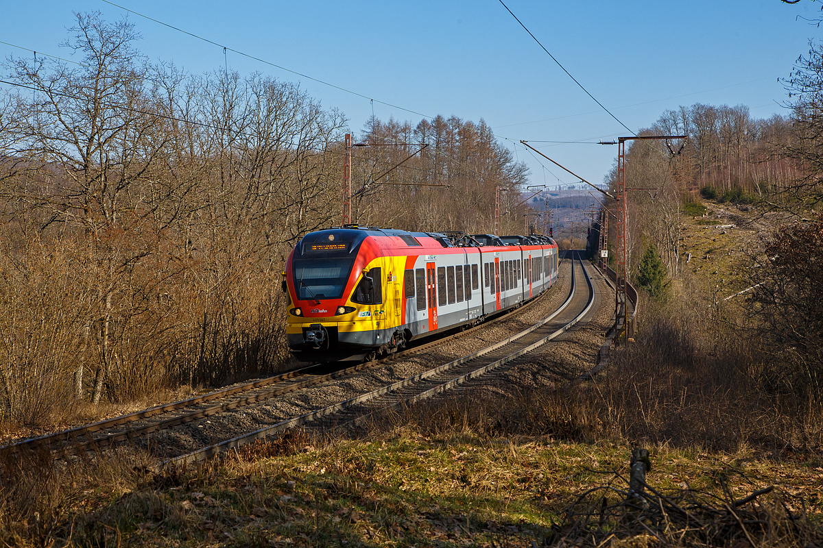 Der f�nfteilige Stadler FLIRT 429 047 / 429 547 der HLB (Hessischen Landesbahn), f�hrt am 13.03.2022, als RE 99 (Main-Sieg-Express) Gie�en – Siegen, �ber den Rudersdorfer Viadukt in Richtung Siegen.