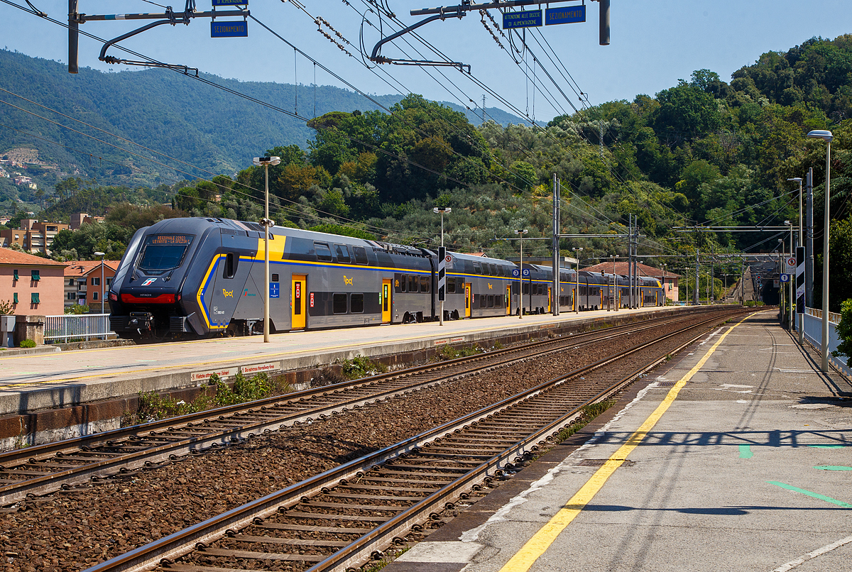 Der f�nfteilige Trenitalia “Rock” ETR 521-021, ein f�nfteiliger Elektrotriebzug vom Typ Hitachi Caravaggio, verl�sst am 22.07.2022 den Bahnhof Levanto. Er f�hrt als Cinque Terre Express (Regionale 22923) von Levanto, via Monterosso, Vernazza, Corniglia, Manarola und Riomaggiore nach La Spezia.

Hitachi Rail Italien baut im Werk Pistoia diese doppelst�ckigen Elektrotriebz�ge (EMU) vom Typ Rock. Die Fahrzeuge werden als  ETR 421 (vierteilig) ETR 521 (f�nfteilig) und ETR 621 (sechsteilig) bezeichnet.