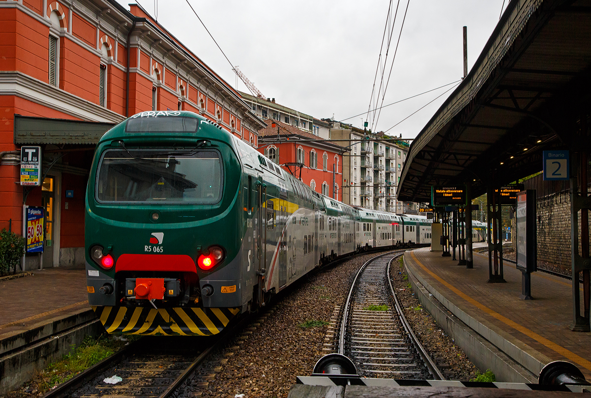 
Der fünfteilige Treno Servizio Regionale (TSR) R5 065 bzw. EB 711 -132 (auch geführt als ALe 711) steht am 03.11.2019 im FN (Ferrovie Nord Milano) Bahnhof Como Lago (oft auch Como Nord Lago bezeichnet)  zur Abfahrt bereit. 

Der Treno Servizio Regionale (TSR) bzw. FS ALe 711 / ALe 710  ist ein italienischer Doppelstock-Triebwagen-Zug. Er wird unter anderem von Trenord und Trenitalia im S-Bahn-Verkehr eingesetzt. Entwickelt wurde das elektrisch angetriebene Fahrzeug von AnsaldoBreda, heute Hitachi Rail Italy. Ein Zug wird aus 3 bis 6 Triebwagen zusammengestellt.

Der Treno Servizio Regionale (TSR) ist eine Weiterentwicklung der Treno Alta Frequentazione (TAF) bzw. ALe 426/Le 736/ALe 506. Das Hauptmerkmal der TSR ist die Modularität, da die TSRs nur aus zwei Fahrzeugtypen bestehen, und zwar den Endwagen mit Führerstand und Stromabnehmer und den Mittelwagen. Im Gegensatz zum TAF, bei dem die Traktion nur von den beiden Endwagen ausgeführt wird, ist beim TSR jedes Wagenteil motorisiert: Dies ermöglicht die maximale Flexibilität bei der Zusammenstellung der Züge, die je nach Dienstanforderung unterschiedlich lang sein kann, ohne Änderungen ihre Leistung. Die verteilte Traktion hat auch die meisten Griffprobleme gelöst, die für einige Linien des Ferrovienord-Netzes typisch sind und sogar Steigungen von 30 Promille erreichen (wie der Abschnitt zwischen Como Borghi und Camerlata).

Die Endwagen haben bei der FN die BR-Bezeichnung EB.711 und die Zwischenwagen EB.710, während sie bei der Nationalen Agentur für Eisenbahnsicherheit als ALe 711 bzw. ALe 710 registriert sind.

TECHNISCHE DATEN (fünfteiliger Triebzug):
Spurweite:  1.435 mm (Normalspur)
Achsformel:  Bo'2' + Bo'2' + Bo'2' + 2'Bo' + 2'Bo'
Zugzusammensetzung: EB.711/ EB.710/ EB.710/ EB.710/EB.711
Länge über Puffer: 130.995 mm (26.460/3 x 26.025/26.460 mm)
Achsabstand im Motor-Drehgestell:  2.650 mm
Achsabstand im Lauf-Drehgestell:  2.550 mm
Breite: 2.828 mm
Höhe:  4.300 mm
Eigengewicht:  275 t ( 58 + 53 + 53 + 53 + 58 t)
Höchstgeschwindigkeit:  140 km/h
Dauerleistung: 5 x 680 kW = 3.400 kW 
Stromsystem:  3 kV Gleichstrom
Sitzplätze:  558 	(96 im EB.711 und 122 im EB.710)
