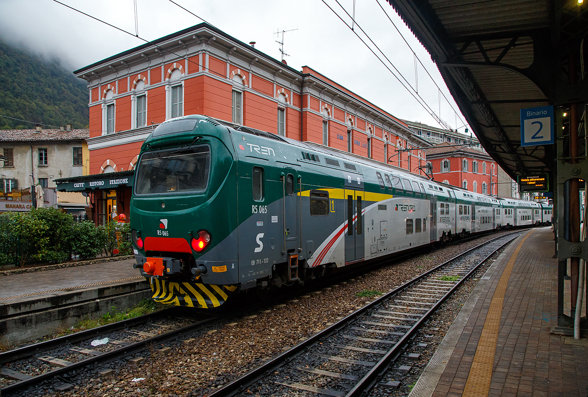 
Der fünfteilige Treno Servizio Regionale (TSR) R5 065 bzw. EB 711 -132 (auch geführt als ALe 711) steht am 03.11.2019 im FN (Ferrovie Nord Milano) Bahnhof Como Lago (oft auch Como Nord Lago bezeichnet)  zur Abfahrt bereit. 

Der Treno Servizio Regionale (TSR) bzw. FS ALe 711 / ALe 710  ist ein italienischer Doppelstock-Triebwagen-Zug. Er wird unter anderem von Trenord und Trenitalia im S-Bahn-Verkehr eingesetzt. Entwickelt wurde das elektrisch angetriebene Fahrzeug von AnsaldoBreda, heute Hitachi Rail Italy. Ein Zug wird aus 3 bis 6 Triebwagen zusammengestellt.

Der Treno Servizio Regionale (TSR) ist eine Weiterentwicklung der Treno Alta Frequentazione (TAF) bzw. ALe 426/Le 736/ALe 506. Das Hauptmerkmal der TSR ist die Modularität, da die TSRs nur aus zwei Fahrzeugtypen bestehen, und zwar den Endwagen mit Führerstand und Stromabnehmer und den Mittelwagen. Im Gegensatz zum TAF, bei dem die Traktion nur von den beiden Endwagen ausgeführt wird, ist beim TSR jedes Wagenteil motorisiert: Dies ermöglicht die maximale Flexibilität bei der Zusammenstellung der Züge, die je nach Dienstanforderung unterschiedlich lang sein kann, ohne Änderungen ihre Leistung. Die verteilte Traktion hat auch die meisten Griffprobleme gelöst, die für einige Linien des Ferrovienord-Netzes typisch sind und sogar Steigungen von 30 Promille erreichen (wie der Abschnitt zwischen Como Borghi und Camerlata).

Die Endwagen haben bei der FN die BR-Bezeichnung EB.711 und die Zwischenwagen EB.710, während sie bei der Nationalen Agentur für Eisenbahnsicherheit als ALe 711 bzw. ALe 710 registriert sind.

TECHNISCHE DATEN (fünfteiliger Triebzug):
Spurweite:  1.435 mm (Normalspur)
Achsformel:  Bo'2' + Bo'2' + Bo'2' + 2'Bo' + 2'Bo'
Zugzusammensetzung: EB.711/ EB.710/ EB.710/ EB.710/EB.711
Länge über Puffer: 130.995 mm (26.460/3 x 26.025/26.460 mm)
Achsabstand im Motor-Drehgestell:  2.650 mm
Achsabstand im Lauf-Drehgestell:  2.550 mm
Breite: 2.828 mm
Höhe:  4.300 mm
Eigengewicht:  275 t ( 58 + 53 + 53 + 53 + 58 t)
Höchstgeschwindigkeit:  140 km/h
Dauerleistung: 5 x 680 kW = 3.400 kW 
Stromsystem:  3 kV Gleichstrom
Sitzplätze:  558  (96 im EB.711 und 122 im EB.710)