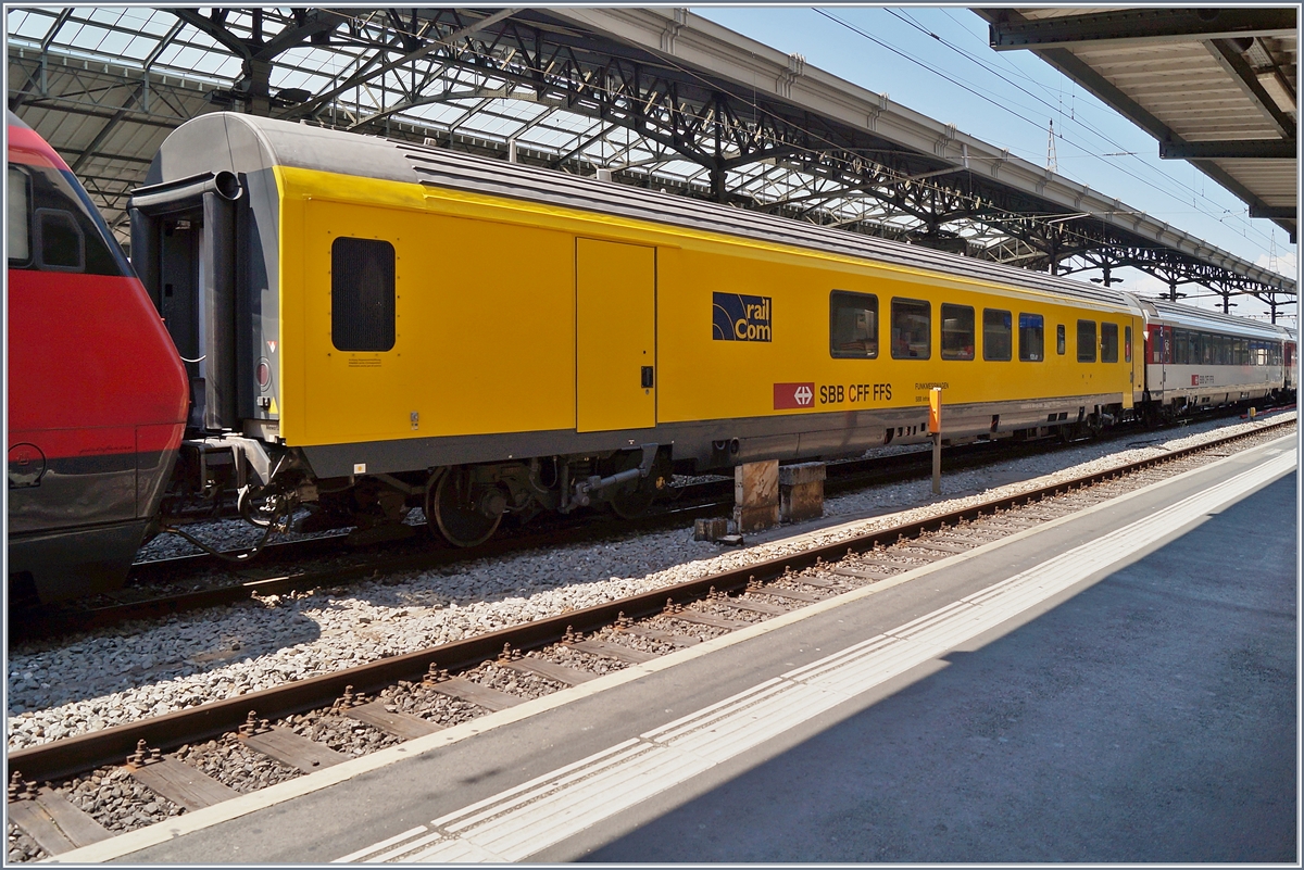 Der Funkmesswagen MEWA 2012, X 60 85 99-90 108-9 CH-SBBI in Lausanne. Der Messwagen wurde 2012 in Betrieb genommen und ist mit Messempfängern, Testgeräten für Mobilfunk, Messantennen und Computern ausgestattet. Im Wagen sind ausserdem Systeme zur Messung von Services (analoger Funk, GSM-R, Polycom, GSM, UMTS und LTE) installiern. (Quelle SBB)

24. Juni 2020