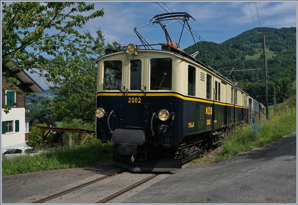 Der FZe 6/6 2002 verl�st die kleine Haltestelle Cornaux (B-C PfFingsfestival 2017) 
3. Juni 2017