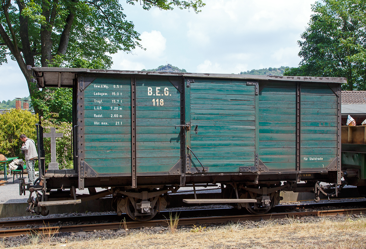 
Der G2 1.000 mm-Schmalspur-Gepäckwagen B.E.G. 118 (BEG = Brohltal-Eisenbahn-Gesellschaft) am 24.05.2015 im Bahnhof Brohl BE. 

Der  Wagen wurde 1918 von LHW (Linke-Hofmann-Werke AG) gebaut. 

Technische Daten:
Spurweite: 1.000 mm
Anzahl der Achsen: 2
Länge über Puffer: 7.200 mm
Achsabstand: 2.600 mm
Eigengewicht: 6,5 t
Max. Ladegewicht: 15 t
Zugelassen für Steilstrecke (50 ‰ bei der Bohltalbahn)
