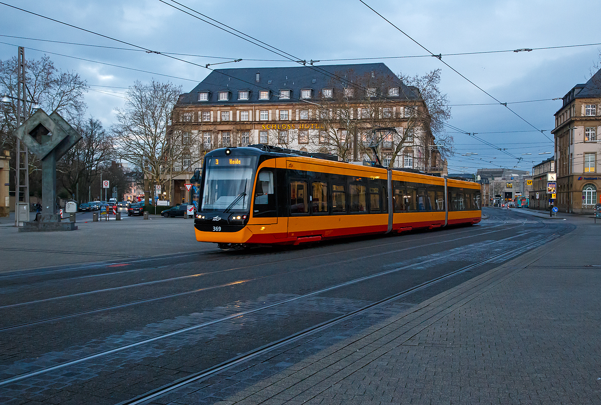 Der Gelenk-Triebwagen der Verkehrsbetriebe Karlsruhe VBK 369, ein Stadler  „Citylink NET 2012“ (NET=Niederflur Elektrotriebwagen) erreicht am 16.12.2017, als Straßenbahn-Linie 3 nach Heide, bald die Station Hauptbahnhof Karlsruhe.

Der Citylink NET 2012 (Abkürzung für Niederflur Elektrotriebwagen 2012) ist ein Stadtbahn-Triebzug der Serie Vossloh Citylink, der bei Vossloh für die Verkehrsbetriebe Karlsruhe hergestellt wurde. Die Fahrzeuge wurden von Vossloh Rail Vehicles in Valencia hergestellt und montiert. Zu Beginn des Jahres 2016 wurde der Hersteller in Valencia an die Stadler Rail AG verkauft, die die Produktion fortführt. So wurden die NET 2012  ab Triebwagen-Nummer 361von Stadler für die Stadtbahn Karlsruhe gebaut.
