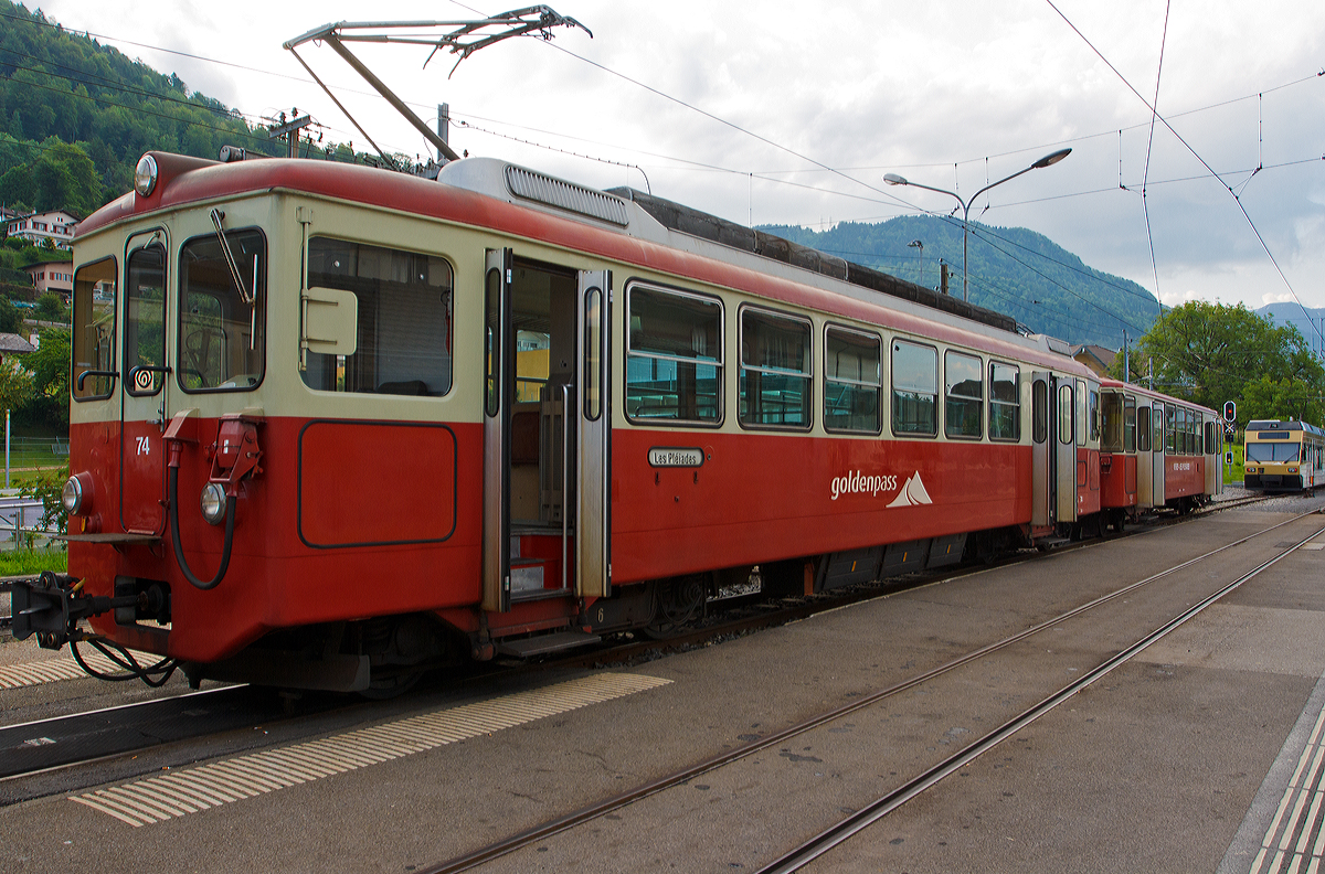 
Der Gepäcktriebwagen BDeh 2/4 Nr. 74 mit Steuerwagen BT 221 der MVR (Transports Montreux–Vevey–Riviera) ex CEV (Chemins de fer électriques Veveysans) ist am 27.05.2012 in Blonay abgestellt. 

Technische Daten (Triebwagen BDeh 2/4):
Hersteller: SWP/SAAS
Baujahr: 1970
Spurweite: 1.000 mm
Achsfolge:  (1 Az) (1 Az)
Zahnstangensystem:  Strub
Länge über Puffer: 17.600 mm
Fahrleitungsspannung  850 V =
Höchstgeschwindigkeit: bei Adhäsion 50 km/h / mit Zahnrad 22 km/h
Eigengewicht: 32.8 t
Leistung: 418 kW