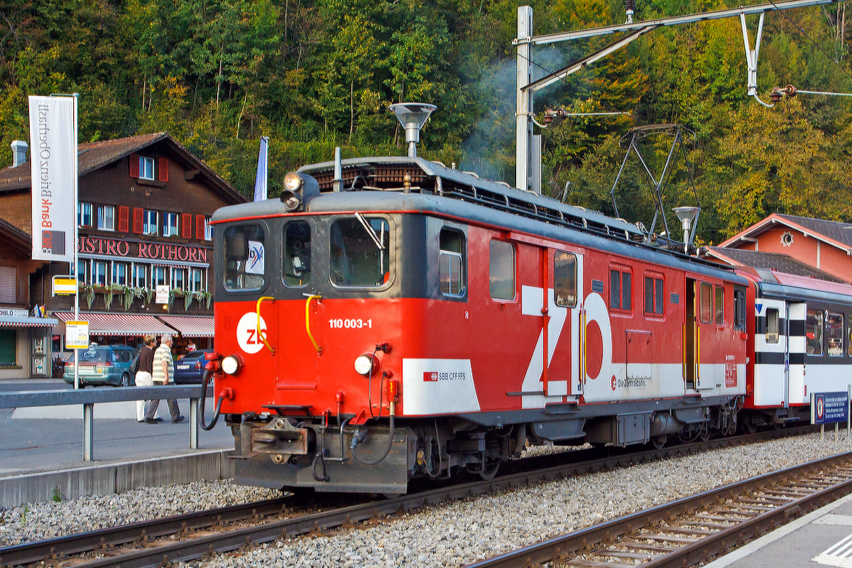 
Der Gepäcktriebwagen De 110 003-1 (Baureihe De 4/4 II) der Zentralbahn, ex SBB Deh 4/6 910, mit IR Meiringen – Interlaken Ost fährt am 30.09.2011vom Bahnhof Brienz weiter in Richtung Interlaken.  

Dieser Triebwagen wurde 1941 von SLM unter der Fabriknummer 3735 gebaut, die elektrische Ausrüstung ist von MFO.             

Diese Meterspur-Gepäcktriebwagen De 4/4 II / De 110 wurden 1941 - 1942 als Gepäckzahnradtriebwagen SBB Fhe 4/6 später Deh 4/6 von SLM  mit einer elektrischen Ausrüstung von BBC (7 Stück), MFO (5 Stück) und SAAS (4 Stück) für die Brünigstrecke, mit gemischten Adhäsions- und Zahnradbetrieb gebaut. Da die Schweizerischen Bundesbahnen (SBB) während des Zweiten Weltkriegs ihre meterspurige Brüniglinie mit dem bei der Normalspur üblichen Wechselstrom 15 kV 16 2/3 Hz elektrifizierte, beschaffte sie eine Serie von 16 Zahnrad-Gepäcktriebwagen. Ab 1954 wurden sie durch zwei HGe 4/4 I entlastet, bis 1990 zur Ablieferung der HGe 4/4 II (101) versahen die Deh 4/6 aber ihren Dienst auf der Gesamtstrecke Luzern-Meiringen-Interlaken Ost. Anfang der 1990er Jahre wurden die Deh 4/6 in zahnradlosen Gepäcktriebwagen De 4/4 110 umgebaut und die SBB setzte sie nur noch für die Talpendelzüge ein. 

Zum 01.01.2005 erfolgte der Zusammenschluss der Brünigbahn der SBB und der Gesellschaft Luzern-Stans-Engelberg-Bahn (LSE) zur heutigen Zentralbahn (zb). 

Technische Daten der Gepäcktriebwagen De 4/4 110: 
Spurweite: 1.000 mm 
Achsformel: Bo'Bo' 
Länge über Kupplung: 14.600 mm 
Drehzapfenabstand: 9.400 mm 
Höchstgeschwindigkeit: 75 km/h   
Leistung: 930kW ( 1270 PS )
