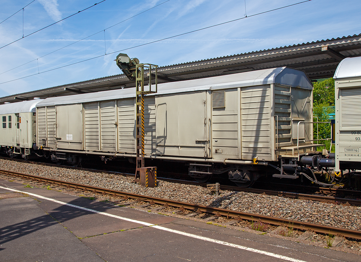 
Der Ger�tewagen 99 80 D-BAYER 9395 001-7  (ein Drehgestellwagen mit 4 Rads�tzen) vom Unkrautspritzzug der Bayer CropScience Deutschland GmbH am 10.06.2016 beim Halt im Bahnhof Betzdorf (Sieg).  

Technische Daten: 
Spurweite: 1.435 mm (Normalspur) 
Anzahl der Achsen: 4 in 2 Drehgestellen
L�nge �ber Puffer: 17.020 mm 
Drehzapfenabstand: 10.500 mm 
Achsabstand im Drehgestell: 1.800 mm 
Eigengewicht: 28.570 kg 
Max. Zuladung: 51 t (bei Streckenklasse C)
H�chstgeschwindigkeit: 120 km (lauftechnische Eignung)