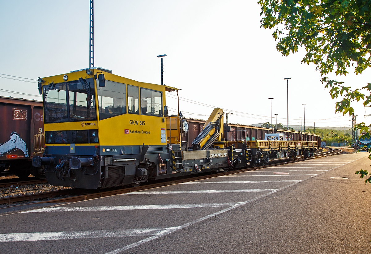 
Der GKW 315 der DB Bahnbau Gruppe GmbH (Gleiskraftwagen) bzw. Gleisarbeitsfahrzeug Robel BAMOWAG 54.22 (Schweres Nebenfahrzeug Nr. 97 17 56 028 17-3), mit angehangen Wagen der Gattung Res, ist am 28.08.2018 beim ICE-Bahnhof Montabaur abgestellt.

Der Robel 54.22 wurde 2004 von der ROBEL Bahnbaumaschinen GmbH (Freilassing) unter der Fabrik-Nr. 54.22 – 32 - BH011 gebaut.

Technische Daten:
Spurweite: 1.435 mm
Achsanordnung: B
Länge über Puffer: 13.100 mm
Achsstand: 7.500 mm
Treibraddurchmesser (neu): 840 mm
Höchstgeschwindigkeit: 100 km/h
Zur Mitfahrt zugelassene Personen: 6
Eigengewicht: 30 t
Nutzlast: 5 t
Bremse: KE-GP mZ
Kleinster befahrbarer Gleisbogen: R = 80m
Zugelassen für Streckenklasse: C2, CM2 und höher

Hydraulischer Ladekran: 
Typ:  Palfinger PK21502, 
Max. Hubmoment: 197,5 kNm (20,1 mt), 
Max. Reichweite hydraulisch 21,3 m
