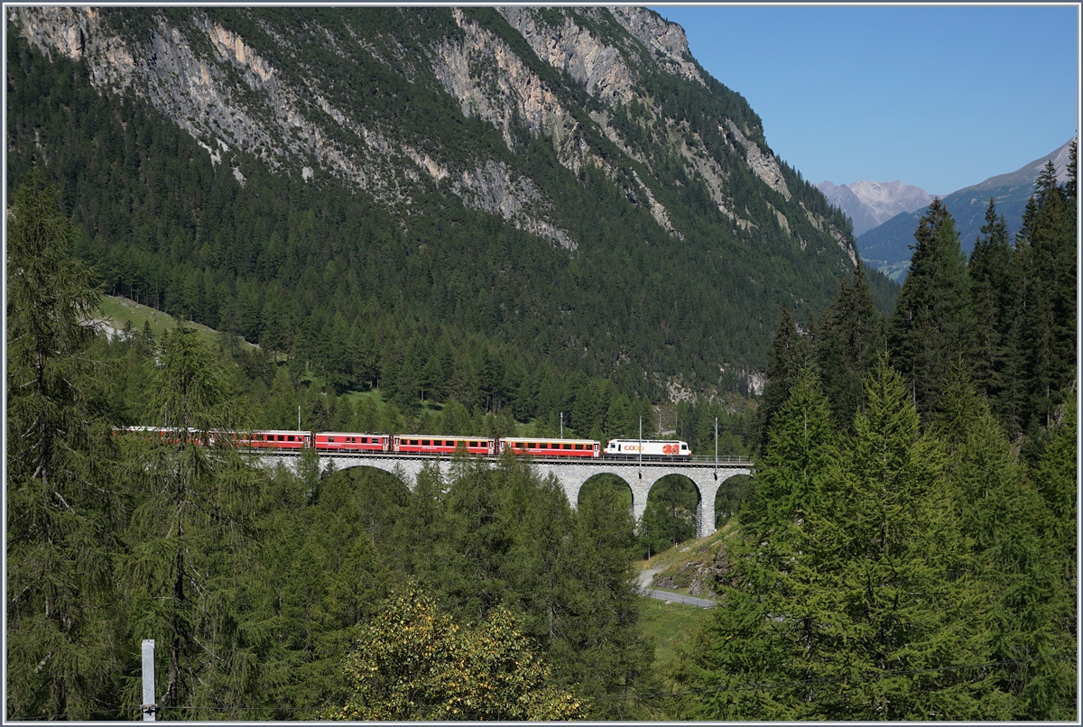 Der gleiche Zug einige Minuten später beim überqueren des Flusses Albula.
14. Sept. 2016