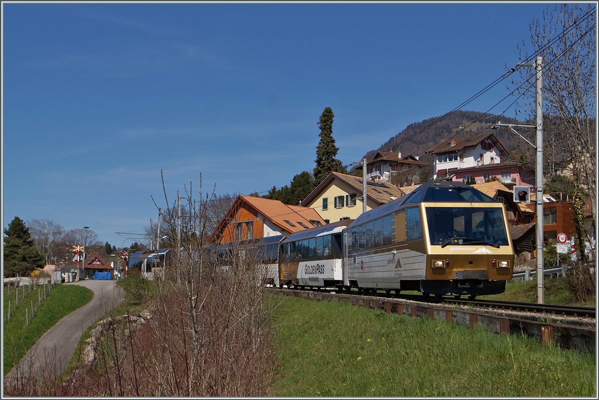 Der Golden Pass Panoramic 2119 von Zweisimmen nach Montreux bei Planchamp.
6. April 2015
 