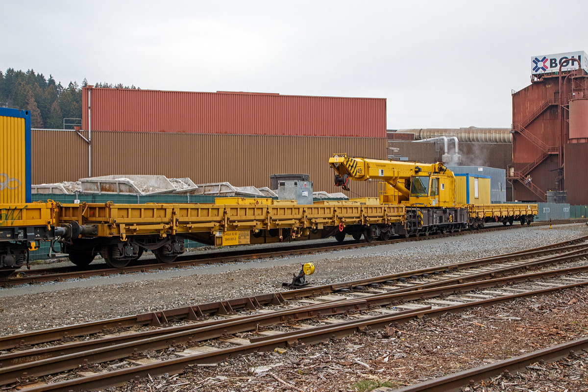 
Der GOTTWALD Gleisbauschienenkran GS 40.08 T der Hering Bau (Burbach), Schweres Nebenfahrzeug Nr. 97 82 41 503 19-9 D-HGUI (ex 97 82 41 503 17-3, ex 60 80 092 3576-3) abgestellt am 15.12.2018 in Siegen-Eintracht auf dem Gel�nde der KSW Kreisbahn Siegen-Wittgenstein GmbH.

Vor und hinter dem Kran jeweils ein Schutzwagen, vorne der 80 80 3948 001-3 D-HGUI Schutzwagen der Gattung Res und hinten der 33 80 3936 002-3 D-HGUI Schutzwagen der Gattung Res.

Der Eisenbahndrehkran vom Typ GOTTWALD GS 40.08 T wurde 1987 von Gottwald in D�sseldorf unter der Fabriknummer 146 027 gebaut.

Der Gottwald 45 t GS 40.08 T wird f�r den Aus- und Einbau von schweren Betonweichen, Gleisjoche und Hilfsbr�cken sowie f�r die Montage von Ingenieurbauwerken eingesetzt. Durch die r�ckw�rtige Ausladung von zwei Metern wird der Zugverkehr im Nachbargleis, bei vier Meter Mindestabstand zum Gleis, nicht gest�rt.

TECHNISCHE DATEN:
Spurweite: 1.435 mm
Anzahl der Achsen: 6 (in 2 Drehgestellen)
Drehzapfenabstand: 6.000 mm
Achsabst�nde im Drehgestell: 1.500 / 1.500 mm
L�nger �ber Puffer: 11.000 mm (ohne Kranausleger)
Raddurchmesser: 920 mm (neu) 
Eigengewicht: 112.200  kg
Maximale Traglast: 45 t (abgest�tzt)  / 36 t (freistehend)
Kleinster befahrbarer Radius: 90 m 
max. Geschwindigkeit im Zugverband: 100 km/h
max. Geschwindigkeit im Eigenantrieb: 10 km/h
Achslast in Transportstellung: 18,2 t
Zul. Streckenklasse: DS 06
Motorleistung  161 kW
Bremsbauart: Radscheibenbremse (KE-GP mZ D)
Art der Feststellbremse: Hydraulische Handbremse
Feststellbremsgewicht: 40 t
Zul�ssige Anh�ngelast: 100 t
Arbeiten in �berh�hung m�glich bis:  max. 160 mm
Auslage vor Puffer:  max. 12,5 m