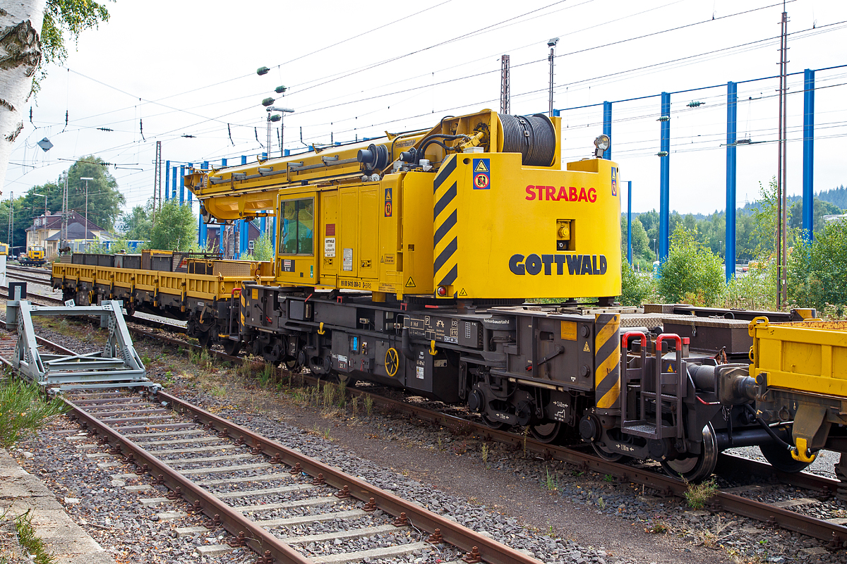 
Der GOTTWALD Gleisbauschienenkran GS 80.08 TT, Schweres Nebenfahrzeug Nr. 99 80 9419 004-3 D-BRS der BMTI Rail Service GmbH (Servicebetrieb der STRABAG SE), ex 97 82 42 503 19-8 STRABAG Rail, ex 60 80 092 3619-1 (Fa. Eichholz GmbH, Lauda), ist am 17.09.2016 in Kreuztal, mit zwei Schutzwagen der Gattung Res und der 203 841-2. abgestellt. 

Der Kran wurde 1991 von Gottwald in D�sseldorf unter der Fabriknummer 146 063 gebaut.

TECHNISCHE DATEN:
Spurweite: 1.435 mm
Anzahl der Achsen: 8 (in 4 Drehgestelle bzw. 2 Doppeldrehgestelle)
Drehzapfenabstand: 8.000 mm
Drehzapfenabstand im Drehgestell 1 und 2: 2.400 mm
L�nger �ber Puffer: 13.000 mm (ohne Kranausleger)
Ergebene Achsabst�nde in m: 1,1 / 1,2 / 1,1/ 5,6 / 1,1 / 1,2 / 1,1
Raddurchmesser: 730 mm (neu) / 680 mm (abgenutzt)
Eigengewicht: 128 t
Maximale Traglast: 100 t (abgest�tzt)  / 80 t (freistehend)
Kleinster befahrbarer Radius: 90 m 
max. Geschwindigkeit im Zugverband: 120 km/h
max. Geschwindigkeit im Eigenantrieb: 20 km/h
Maximale Achslast: 20 t
Zul. Streckenklasse: CS 04 und h�her
Motorleistung  190 kW
