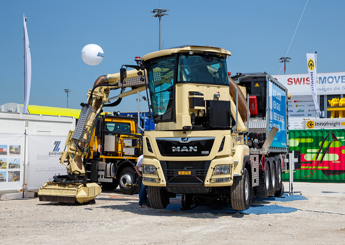 
Der Graziella Zweiwege-Böschungsmäh-LKW (ZW-Saugmäher-LKW) der Müller Gleisbau AG wurde auf der Messe “transport logistic 2019“ in München (hier 05.06.2019) auf dem Freigelände präsentiert.

Hersteller ist die Müller Technologie AG auf Basis eines MAN-Fahrgestelles und mit einem Müller HFW 4/4 Zweiwege-Schienenfahrwerk. Das Müller Hydrostatenfahrwerk besitzt sämtliche Schweizer Zulassungen.

TECHNISCHE DATEN:
Hersteller: Müller Technologie AG
Motor: MAN
Leistung: 387 KW
Länge: 12.000 mm
Breite: 2.500 mm
Höhe 4.000 mm
Leergewicht: 30.000 kg
Nutzlast: 7.000 kg
V max. (Straße): 80 km/h

Schienenmerkmale:
V max.: 40 km/h
V max. geschleppt: 10 km/h
Kleinster Kurvenradius: 27 m
Steigfähigkeit: 107 ‰  mit 14 km/h
Hydrostatischer Fahrantrieb: Antrieb auf allen Achsen
Aufgleisbar im 90°-Winkel zum Gleis