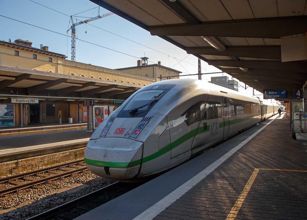 
Der grüne ICE 4 - Tz 9024 (mit grünem Streifen) verlässt am 08.02.2020, als ICE 591 (Hannover - Frankfurt am Main - München), den Hbf Augsburg.