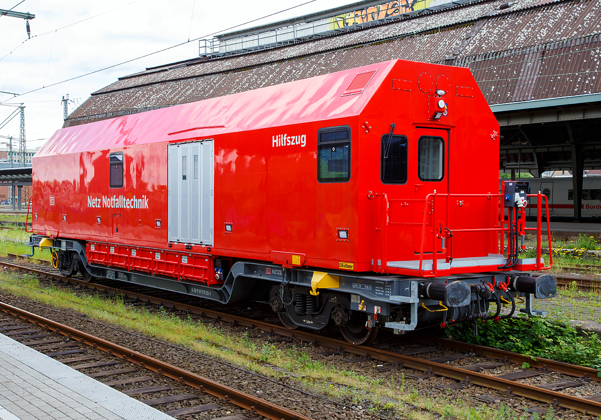 Der Hagener Hilfszugwagen  D-DB 99 80 9370 033-9 der DB Netz AG am 20.05.2017 im Hbf Hagen.

Der Hilfszug AOC - ANWENDUNGSORIENTIERTER CONTAINER:
Der  Hilfszug  ist  eine  fahrende  Werkstatt  und  bietet  ein  hervorragendes  Raumangebot  f�r  Ger�t und Mannschaft. Die Wechselaufbauten k�nnen im Falle einer Revision des Tr�gerwagens einfach auf ein anderes Tr�gerfahrzeug umgesetzt werden. Dadurch  spart man das m�hsame und vor allem zeitintensive Umladen des  gesamten Equipments von einem zum anderen Wagen.  
Dieses neuartige System aus Wechselaufbau und Tr�gerwagen hei�t in der Fachsprache AOC/MTF (Anwendungs Orientierter  Container    kombiniert mit einem Multifunktionalen   –  oder  auch modularem Tr�gerFahrzeug).   Die Wechselbeh�lter haben Faltt�ren, einen geraden  Boden und zwischen diesem und der Tiefladefl�che sind zus�tzliche Stauk�sten eingebaut worden. Diese bieten  z.B. der Aufgleisbr�cke einen idealen gleisnahen Platz. Die Toilettenanlage wurde mit einer umweltfreundlichen Verbrennungstoilette realisiert.

Das Tr�gerfahrzeug/Wagen (MTF) wurde von dem slowakischen G�terwagenhersteller Tatravag�nka A.s. gebaut, wobei die Drehgestelle von ELH Eisenbahnlaufwerke Halle sind.
Der Wechselaufbau (AOC) ist von Gf�llner Fahrzeugbau und Containertechnik GmbH St.Georgen (�sterreich)

TECHNISCHE DATEN:
Spurweite: 1.435 mm
Anzahl der Achsen: 4 (in 2 Drehgestellen)
L�nge �ber Puffer: 18.240 mm
Drehzapfenabstand: 11.790 mm
Achsabstand im Drehgestell: 1.800
Laufraddurchmesser: 920 mm
H�chstgeschwindigkeit: 120 km/h
Kleinster befahrbarer Radius: 75 m
Leergewicht:  23.500 kg