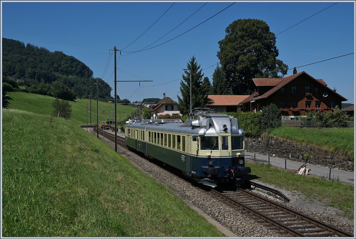 Der historische BLS BCFe 4/6  Blauer Pfeil  bei Faulensee. 
14. August 2016