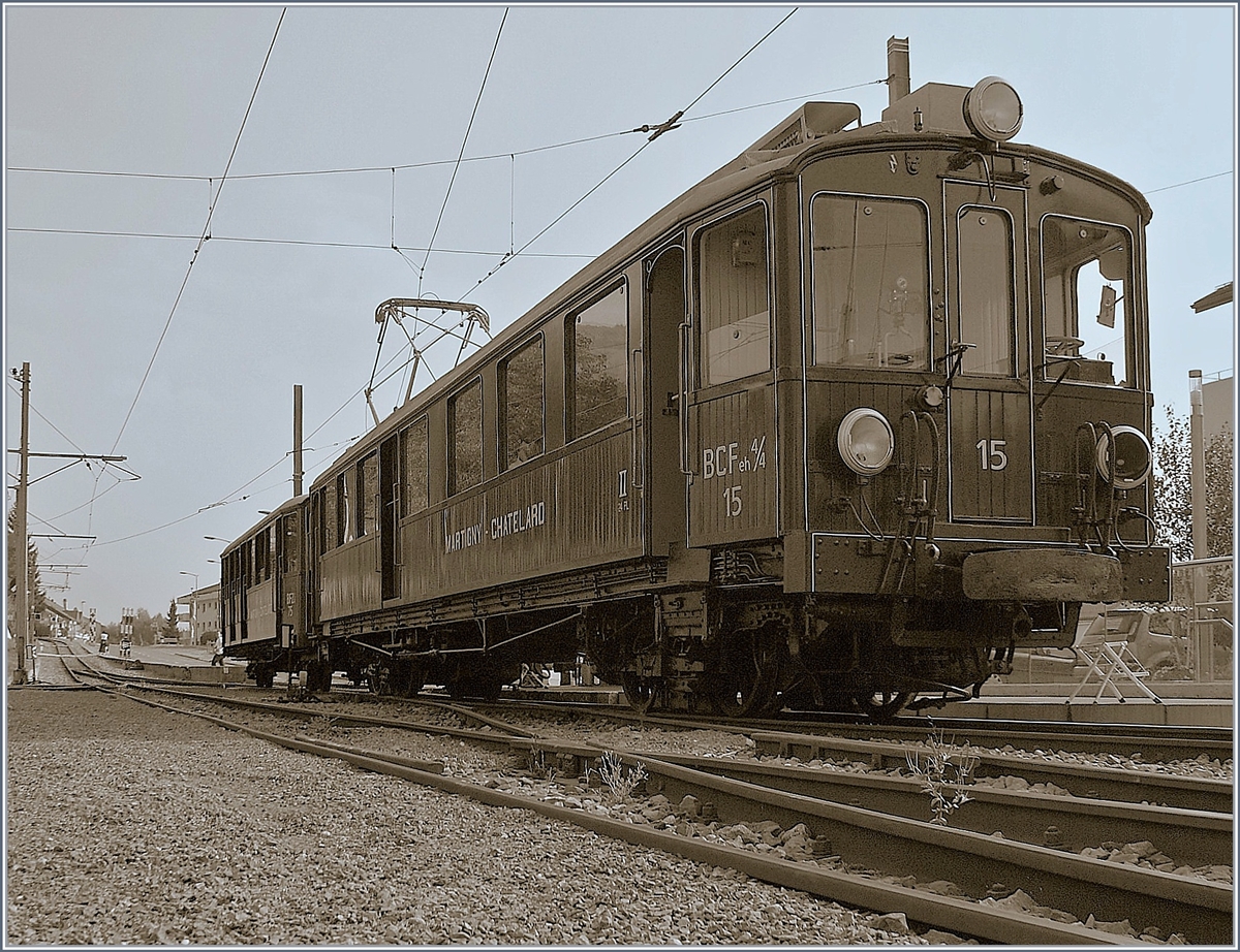Der historische Martigny - Chatelard (MC) BCFe 4/4 N� 15 mit dem BFZt4 75 wartet als Gastzug des Blonay - Chamby Themenveranstaltung  Le Valais en f�te sur la BC  in Blonay auf den n�chsten Einsatz.
(Bearbeitetes, altes Sepia-Bild)
26. Sept. 2009
