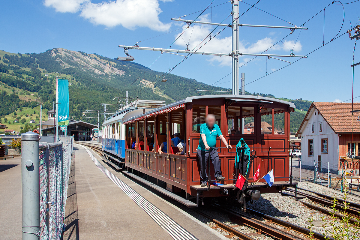 D
er historische RB Vorstellwagen Nr. 32, ex ARB Vorstellwagen Nr. 5, Baujahr 1875, am 01.08.2019 auf dem Hochperron der Rigi-Bahn in Arth-Goldau.

Dieser Personenvorstellwagen wurde 1998 restauriert und war ehemals Wagen Nr. 5.

TECHNISCHE DATEN:
Inbetriebnahme: 1875
L�nge: 9.630mm
Breite: 3.050mm
H�he: 3.150mm
Achsenabstand:	4.150mm
Raddurchmesser: 744mm
Sitzpl�tze: 72
