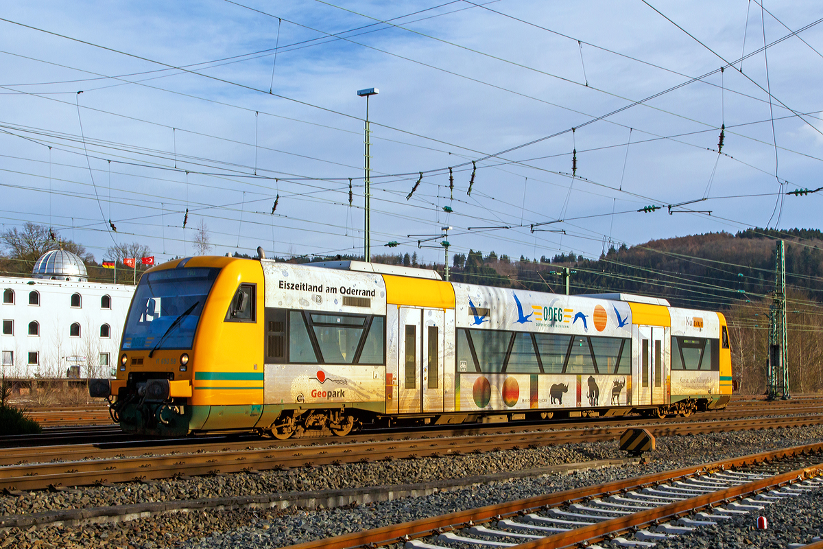 
Der von der HLB (Hessische Landesbahn) angemietete VT 650.58  Geopark Eiszeitland am Oderrand  (95 80 0650 058-0 D-ODEG) ein Stadler RegioShuttle RS 1 (BR 650) der Ostdeutsche Eisenbahn GmbH fährt als RB 95  Sieg-Dill-Bahn  Siegen - Au/Sieg von Betzdorf/Sieg weiter in Richtung Au.

Der Stadler Regionaltriebwagen Regio-Shuttle RS1 wurde 2004 von Stadler Pankow GmbH in Berlin unter der Fabriknummer 37304 und an die Prignitzer Eisenbahn GmbH (PEG) geliefert, er ist Eigentum der BeNEX GmbH. 
Der Triebwagen hat die EBA-Nummer  EBA 04B11A 304