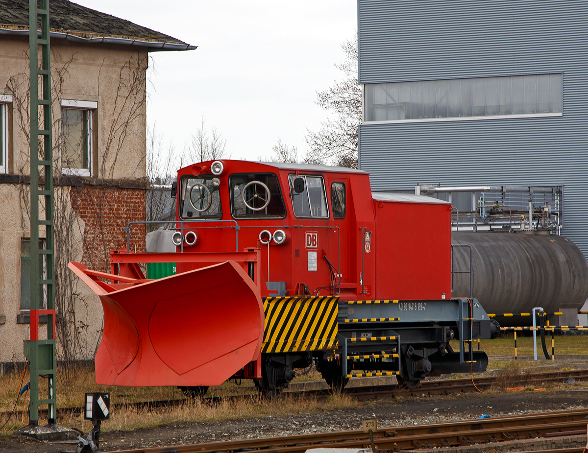 
Der in Hof stationierte Schneepflug der Bauart 851 der DB Netz AG, Schweres Nebenfahrzeug Nr. 40 80 947 5 192-7 ist an 27.03.2016 beim Hbf Hof abgestellt. 

Der Schneepflug vom Typ Beilhack PB 600 wurde 1973 von Martin Beilhack Maschinenfabrik und Hammerwerk GmbH in Rosenheim (heute zu Aebi Schmidt Holding AG) gebaut.  

Das 28 t schwere zweiachsige Gerät verfügt über einen sogenannten Innenpflug in Form eines festen Dreieckpfluges mit beidseitigem Auswurf. Die Schneepflüge haben keinen eigenen Antrieb und müssen immer von einer Lok geschoben werden. Die Räumfahrten können mit einer maximalen Geschwindigkeit von 50 km/h durchgeführt werden, die maximale Schleppgeschwindigkeit beträgt 80 km/h.
