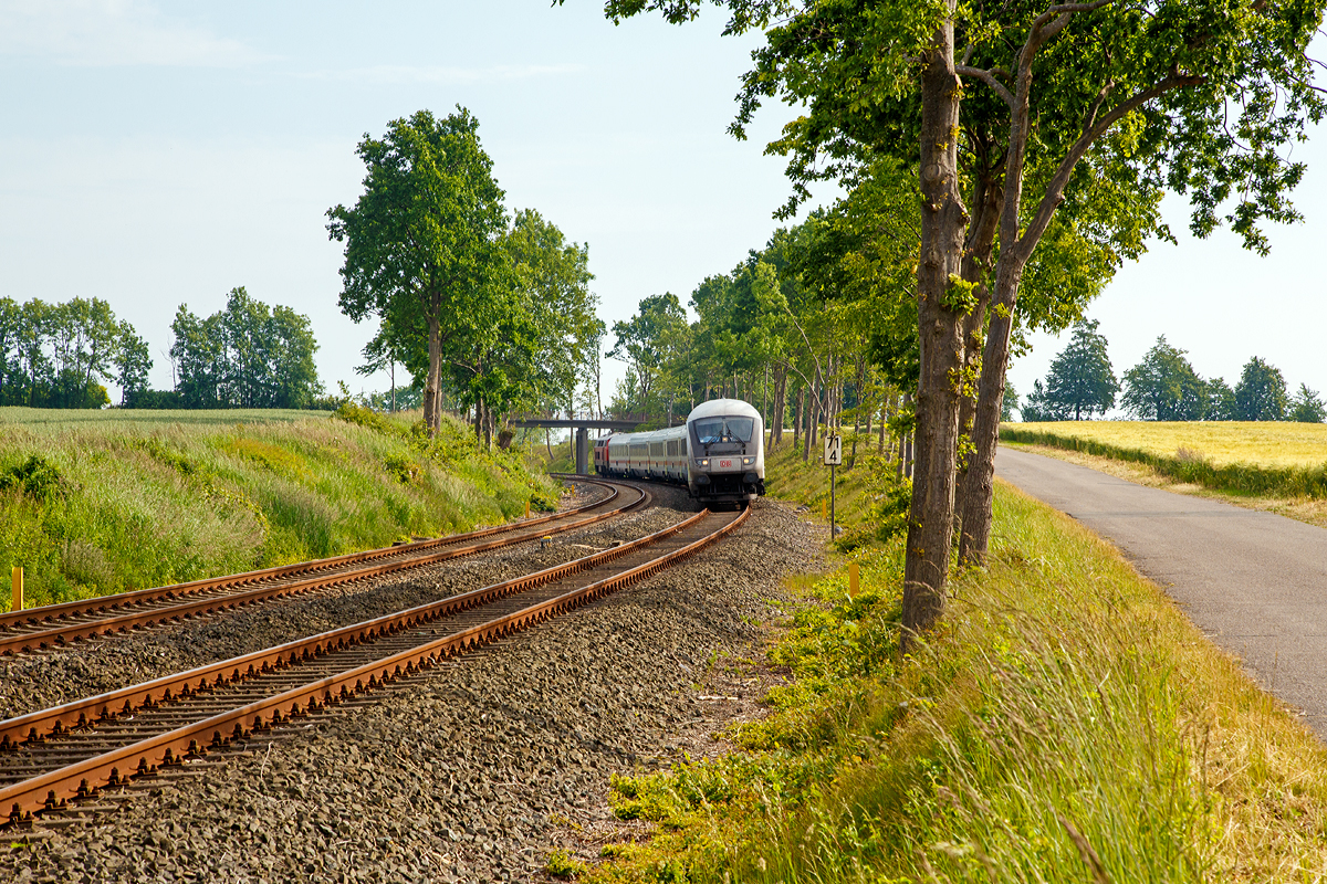 
Der IC 2327 (Fehmarn-Burg - Lübeck - Hamburg - Köln Hbf 15:53 - Frankfurt(Main)Hbf - Nürnberg - Passau) fährt am 13.06,2015 Steuerwagen vorrau (geschoben von 218 307-7) durch Großenbrode, auf der „Vogelfluglinie“  Lübeck–Puttgarten (KBS 141), in Richtung Lübeck.