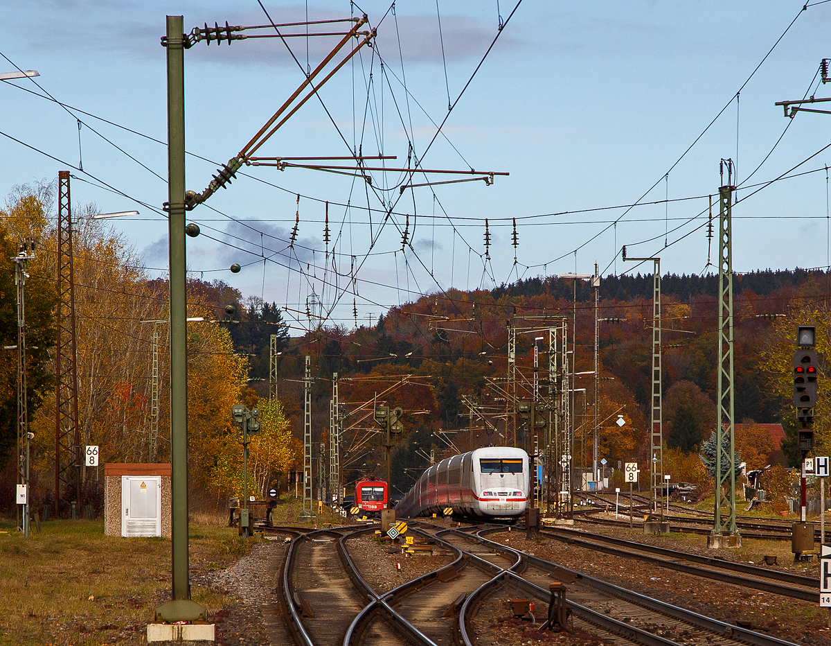 Der ICE 1 – Tz 163, geführt von dem Triebkopf 401 063-3 und am Zugschluss 401 563, fährt am 26.10.2021 von  Amstetten (Württ) nun die berühmte Geislinger Steige hinab. Am ICE sieht man auch nun gut den Gefälleknick.

Und links kommt in Gegenrichtung nun die ÖBB 1116 041 „Carmem & Christian“ mit einem Güterzug die Steige hinauf. Sie bekommt auf der Geislinger Steige Schubhilfe von einer DB 185er.
