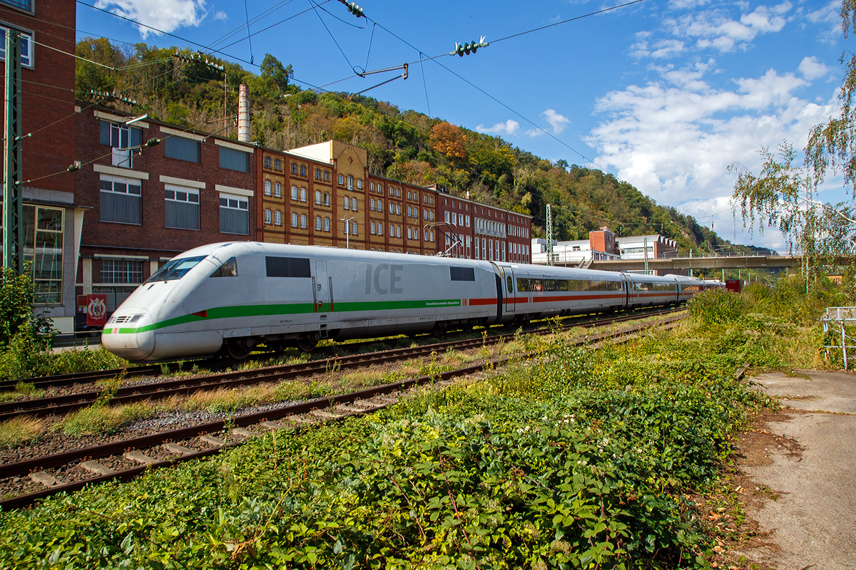 Der ICE 1 – Tz 155 „Rosenheim“, geführt von dem Triebkopf 401 555-8 (93 80 5401 555-8 D-DB) und am Zugschluss 401 055-9 (9 93 80 5401 055-9 D-DB), rauscht am 02.09.2020 auf der Linken Rheinstrecke durch Koblenz-Oberwerth in Richtung Mainz.

Die Triebköpfe haben grünen Zierstreifen mit der Aufschrift  Deutschlands schnellster Klimaschützer .