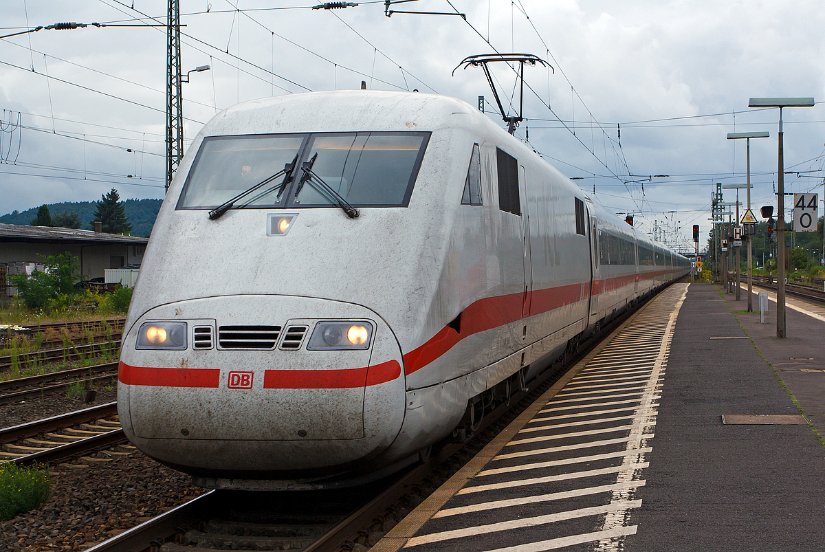 
Der ICE 1 Tz 190  Ludwigshafen am Rhein  fährt am 18.08.2014, als ICE 370 (Interlaken Ost - Basel - Frankfurt a. M. - Berlin Hbf), durch den Gelnhausen in Richtung Fulda. 

Einen freundlichen Gruß an den Lokführer zurück, seinen Gruß habe ich Vorort leider nicht bemerkt, sorry.  

Der ICE 1 ist der erste in Serie gefertigte Hochgeschwindigkeitszug in Deutschland und sind seit den frühen 1990er Jahren in Betrieb.

Die seit 1991 im Fahrgastbetrieb mit bis zu 280 km/h eingesetzten Triebzüge werden planmäßig aus zwei Triebköpfen (Baureihe 401) und bis zu 14 Mittelwagen, meistens aber 12, der Baureihen 801 bis 804 gebildet.

Die Triebzüge sind bei einer Länge von bis zu 411 m und bis zu rund 800 Sitzplätzen die längsten ICE-Einheiten, die bislang gebaut wurden. Im Gegensatz zu den übrigen ICE-Baureihen sind die ICE 1 Vollzüge, das heißt, zwei Zugteile können im Betrieb nicht miteinander verbunden werden.

Technische Daten:
Spurweite:  1435 mm (Normalspur)
Länge der Triebköpfe:  20.560 mm 
Länge der Mittelwagen: 26.400 mm
Triebzuglänge:  357,92 m (2 Triebköpfe und 12 Wagen)
Kleinster bef. Halbmesser:  150 m
Leergewicht:  849 t (12-Wagen-Zug)
Höchstgeschwindigkeit:  280 km/h
Dauerleistung:  2 × 4.800 kW
Anzahl der Fahrmotoren:  8