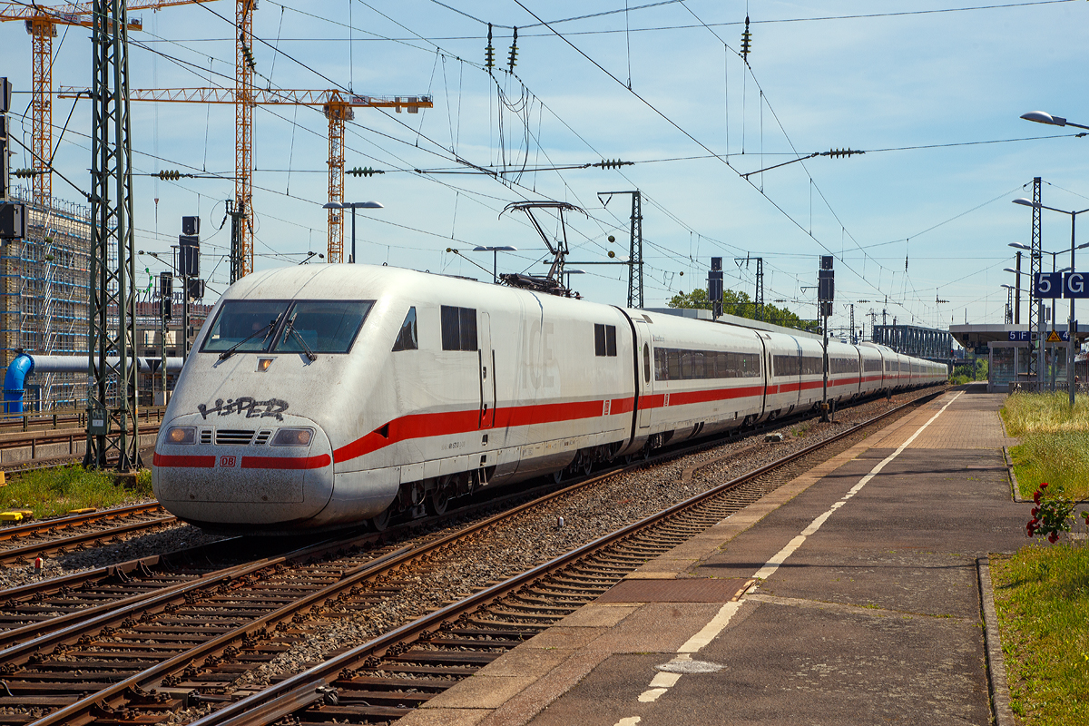 
Der ICE 1 - Tz 72 (ex Tz 172)   Aschaffenburg  (401 572-3 / 401 072-4) fährt am 01.06.2019 durch den Bahnhof Köln Messe/Deutz in Richtung Köln Hbf. Der ICE hat ETCS und die Zulassung für die Schweiz.

Der ICE 1 ist der erste in Serie gefertigte Hochgeschwindigkeitszug in Deutschland und sind seit den frühen 1990er Jahren in Betrieb. Die seit 1991 im Fahrgastbetrieb mit bis zu 280 km/h eingesetzten Triebzüge werden planmäßig aus zwei Triebköpfen (Baureihe 401) und bis zu 14 Mittelwagen, meistens aber 12, der Baureihen 801 bis 804 gebildet.

Die Triebzüge sind bei einer Länge von bis zu 411 m und bis zu rund 800 Sitzplätzen die längsten ICE-Einheiten, die bislang gebaut wurden. Im Gegensatz zu den übrigen ICE-Baureihen sind die ICE 1 Vollzüge, das heißt, zwei Zugteile können im Betrieb nicht miteinander verbunden werden.

Von den 60 in den frühen 1990er Jahren in Betrieb gesetzten Zügen wurde eine Einheit beim ICE-Unglück von Eschede im Juni 1998 weitgehend zerstört. Die verbleibenden 59 Einheiten wurden zwischen 2005 und 2008 umgebaut. Eine weitere Modernisierung wurde 2019 begonnen und soll bis 2023 laufen.

Geschichte
Die Züge basieren auf dem 1985 in Dienst gestellten ICE-Versuchsträger InterCityExperimental (BR 410). Im Jahr 1984, noch vor Inbetriebnahme des InterCityExperimental, begann die Projektierung der ICE-Serienzüge. Nach Klärung zahlreicher Details legte die DB am 2. Januar 1986 ein Lastenheft vor. Dieses wurde später als Grundlage für Ausschreibung und Vergabe der Fertigung der Serienzüge verwendet. Im Januar 1987 fragte die DB bei der Industrie die Preise von 20, 40, 60, 80, 100 und 120 Triebköpfen an. Nach längeren Verhandlungen bildete sich im Mai 1987 ein Konsortium unter der Federführung von Siemens. Die Auftragsvergabe sollte sich aufgrund ausstehender Wirtschaftlichkeitsberechnungen und fehlender Spezifikation der Mittelwagen weiter verzögern.

Technik
Der Antrieb des ICE 1 erfolgt über die acht angetriebenen Achsen der beiden Triebköpfe. Die Konzentration des Antriebs auf relativ wenige Achsen bedingt dabei eine Begrenzung der maximalen Steigung, in der die Züge sicher verkehren können. Die Grenze liegt beim ICE 1 bei etwa 35 ‰. Stärkere Steigungen können nicht sicher bewältigt werden, da bei ungünstigen Schienenverhältnissen (geringe Haftreibung) die Räder des Zuges durchrutschen können, womit der Zug nicht mehr sicher anfahren könnte. Aus diesem Grund (neben weiteren) dürfen die Züge die Schnellfahrstrecke Köln–Rhein/Main, die Steigungen von bis zu 40 ‰ aufweist, nicht befahren.

Die Mittelwagen ruhen auf stahlgefederten Drehgestellen vom Typ MD 530 mit einem Achsstand von 2500 mm. Die Verbindung der Mittelwagen erfolgt auf einer Höhe von 900 mm über eine Mittelpufferkupplung, die für den ICE 1 neu entwickelt wurde. Durchgekuppelt werden dabei zwei Luftleitungen, zwei Zugsammelschienen, Steuerleitungen sowie zwei Lichtwellenleiter. Zum Entkuppeln ist größeres Werkzeug erforderlich. Eine Änderung der Zugkonfiguration kann daher nur in Werkstätten erfolgen. 

Der Beschleunigungsweg eines 14-Wagen-Zuges von 0 auf 100 km/h wird, in der Ebene, mit 900 Meter (66 Sekunden) angegeben, der auf 200 km/h mit 6.850 Meter (200 Sekunden) und auf 250 km/h mit 18.350 Meter (380 Sekunden).

Als Bremsen stehen in allen Fahrzeugen Scheibenbremsen zur Verfügung, darüber hinaus elektromotorische Bremsen (Triebköpfe) bzw. Magnetschienenbremsen (Mittelwagen). Als Feststellbremsen dienen Federspeicherbremsen in den Triebköpfen sowie Spindelbremsen in den Mittelwagen. Der Austausch der Magnetschienenbremsen gegen Wirbelstrombremsen ist vorbereitet.

Der Bremsweg bei LZB-geführten Betriebsbremsungen (0,5 m/s²) aus 250 km/h wird mit 4.820 Metern angegeben, der einer Schnellbremsung (1,05 m/s²) mit 2.300 Metern. 

Der für die ICE-1-Züge von Dornier entwickelte Stromabnehmer vom Typ DSA-350 S galt zur Einführung der ICE-Züge als (mit rund 100 kg) besonders leicht und resonanzarm. Im Gegensatz zum ICE-Vorläuferzug InterCityExperimental wurde bei den ICE-1-Serienzügen auf eine durchgehende Hochspannungs-Dachleitung verzichtet. Im Fahrbetrieb sind daher in der Regel die Stromabnehmer an beiden Triebköpfen gehoben.

1990 noch modern, heute wo fast jeder ein Smartphone hat, schon lange ausgebaut.....
Die beiden Telefonzellen des Zuges stellten in den 1990er Jahren über 13 so genannte Funkfeststationen entlang der beiden Neubaustrecken eine Verbindung zum C-Netz der Telekom her. In den 81 Tunneln der ersten beiden Neubaustrecken waren dazu im Abstand von 1500 Metern Verstärker eingebaut worden, die über Leckkabel mit den fahrenden Zügen kommunizierten. Zwischen den Tunneln kamen Richtantennen zum Einsatz. Die Verbindung wurde zugseitig über Antennen auf dem Servicewagen hergestellt. Für Telefonate wurden 70 Pfennig je Gebühreneinheit berechnet. Im Juni 1991 wurde ein Umsatz von 2.047 DM je Telefonzelle erzielt und mehr als 9.000 ICE-Telefonkarten verkauft.

Mit den beiden Telefonzellen sowie dem Telefon im Konferenzabteil war jeder ICE-1-Zug über drei Hauptanschlüsse an das Telefonnetz der damaligen Bundespost angebunden. Reisende waren darüber hinaus per Eurosignal erreichbar. Jeder Zug verfügte darüber hinaus über einen Anrufbeantworter, der über eine bestimmte Rufnummer erreichbar war. Das Zugpersonal hörte dort auf gesprochene Nachrichten ab und suchte anschließend nach dem betreffenden Reisenden.

TECHNISCHE DATEN:
Spurweite:  1.435 mm (Normalspur)
Länge der Triebköpfe:  20.560 mm 
Länge der Mittelwagen: 26.400 mm
Triebzuglänge:  357,92 m (2 Triebköpfe und 12 Wagen)
Kleinster bef. Halbmesser:  150 m
Leergewicht:  849 t (12-Wagen-Zug)
Höchstgeschwindigkeit:  280 km/h
Anfahrzugkraft: 	400 kN
Dauerleistung:  2 × 4.800 kW
Anzahl der Fahrmotoren:  8
