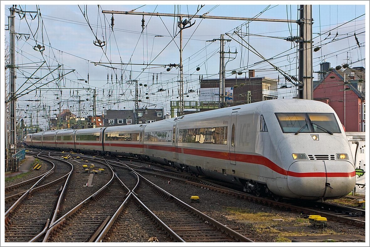 Der ICE 2 - Triebzug (Intercity-Express, zweite Generation) Tz 236 -   J�terbog , mit Triebkopf 402 036-8 am 28.04.2013 bei der Einfahrt in den Hbf K�ln. 

Ein ICE-2-Triebzug wird planm��ig aus einem Triebkopf der Baureihe 402, sechs Mittelwagen der Baureihen 805, 806 und 807 sowie einem Steuerwagen der Baureihe 808 gebildet. Die H�chstgeschwindigkeit dieser Triebz�ge betr�gt 280 km/h.
