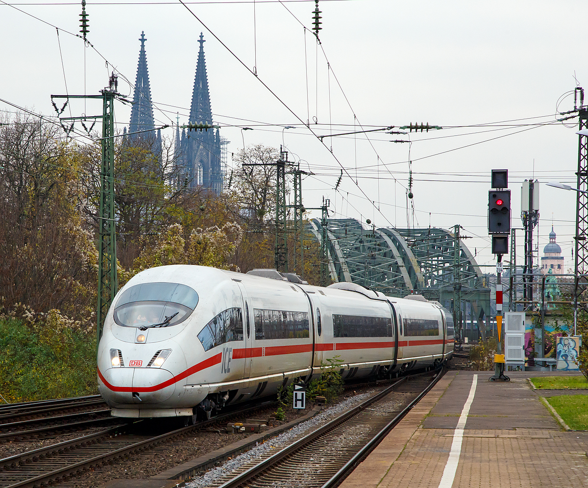 
Der ICE 3  Oberhausen  Tz 307 (93 80 5403 507-7 D-DB) der DB Fernverkehr AG verlässt am 26.11.2016 in Köln die Hohenzollernbrücke und fährt nun (ohne Halt) durch den Bahnhof Köln Messe/Deutz. 

Der 200 m lange achtteilige Triebzug ist aus der 1. Bauserie und wurde 2000 von ABB Daimler-Benz Transportation GmbH (Adtranz) in Nürnberg unter der Fabriknummer 174596 gebaut. 

Liebe Grüße an den netten Tf und die netten Tf´s von morgen zurück.