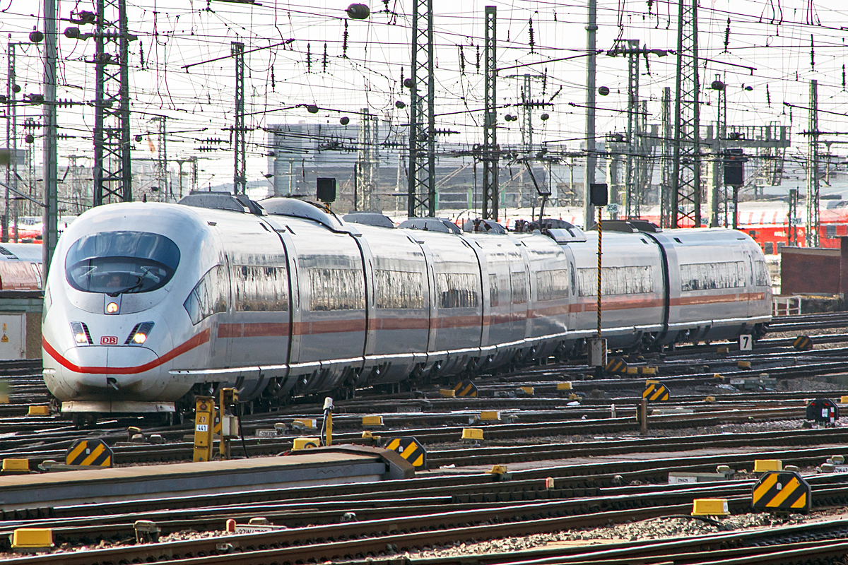 
Der ICE 3  Westerland  Tz 331 (BR 403) fährt am 28.02.2015 als ICE 623 Düsseldorf - Köln - Frankfurt - Würzburg - Münch in den Hbf Farnkurt am Main ein.