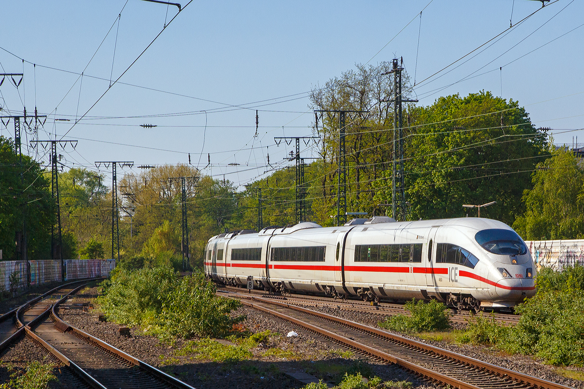 
Der ICE 3M (ex MF) - Tz 4680  Würzburg  (406 080 / 406 580), ehemals Tz 4605 (406 005 / 406 505), fährt  am 21.04.2019 (Ostersonntag) als Umleiter durch den Bahnhof Köln Süd in Richtung Südbrücke.

Als ICE 3MF („MF“ für Mehrsystem Frankreich) verkehrten von 2007 bis 2016 sechs für den Frankreich-Verkehr umgebaute ICE 3M zwischen Frankfurt und Paris. Sie erreichten dabei auf der LGV Est eine Geschwindigkeit von 320 km/h, die höchste von einem ICE-Triebzug im planmäßigen Reisezugverkehr erreichte Geschwindigkeit. 

Der Umbau von sechs bisher bei der Deutschen Bahn im Fahrgastbetrieb laufenden ICE-3M-Garnituren zum ICE 3MF wurde im Herbst 2007 abgeschlossen. Für den Einsatz auf dem Streckennetz in Frankreich wurden die Triebzüge 4605, 4606, 4608, 4609, 4612 und 4613 umgerüstet und anschließend in die Nummern 4680, 4683, 4681, 4682, 4684 und 4685 umgezeichnet.

Um Schäden durch Schotterflug bei hohen Geschwindigkeiten zu vermeiden, werden die Züge im Rahmen der Frankreich-Umrüstung aerodynamisch optimiert. An kritischen Stellen – im Bereich der Wagenübergänge, dem Übergang vom Drehgestell zur Wagenmitte sowie unterhalb der angetriebenen Drehgestelle – wurden dabei Luftleitbleche und Kunststoffabdeckungen nachgerüstet. Diese sollen kritische empfindliche Komponenten (Antrieb, Getriebe, Kabelpeitschen) schützen und tornado-ähnliche Luftdruck-Verwirbelungen Richtung Schotterbett vermeiden.

Aufgrund vieler Unterschiede in Technik und Philosophie zwischen dem deutschen und dem französischen Eisenbahnsystem gab es zahlreiche Probleme bei der Zulassung der Züge in Frankreich. Die Tests zogen sich über sechs Jahre beziehungsweise über 120.000 km Testfahrten hin. Das Zulassungsverfahren hatte bis Herbst 2005 insgesamt 28 Millionen Euro gekostet, davon über eine Million Euro Übersetzungskosten. In den Kosten von 28 Millionen Euro sind auch Maßnahmen für die Belgien-Zulassung enthalten. Zwischen den ersten Studien und der Zulassung lagen damit 14 Jahre. Insgesamt legten die beiden ICE-3-Triebzüge während der Testfahrten mehr als 100.000 Kilometer zurück.

Aus Kostengründen wurde auf eine Zulassung für das französische 1,5-kV-Netz, trotz entsprechender Ausrüstung der Triebzüge, ebenso verzichtet, wie auf eine Zulassung für den Betrieb in Doppeltraktion in Frankreich. 

Seit der Verfügbarkeit der Baureihe 407 (Siemens Velaro D) für den Frankreichverkehr im Jahre 2016 wurden die ICE 3MF mit ETCS-Zugsicherungseinrichtungen für Fahrten nach Belgien und in die Niederlande umgerüstet. Bei dieser Modernisierung wurde u. a. aus Platzmangel das französische TVM durch den ETCS-Fahrzeugrechner ersetzt, ohne jedoch TVM als STM anzuschließen. Damit verloren sie automatisch auch ihre bisherige Zulassung für Frankreich. 

Für den Verkehr nach Frankreich kommen seitdem ausschließlich Triebfahrzeuge der Baureihe 407 (Velaro D) zum Einsatz und die Version ICE 3MF ist so Geschichte.
