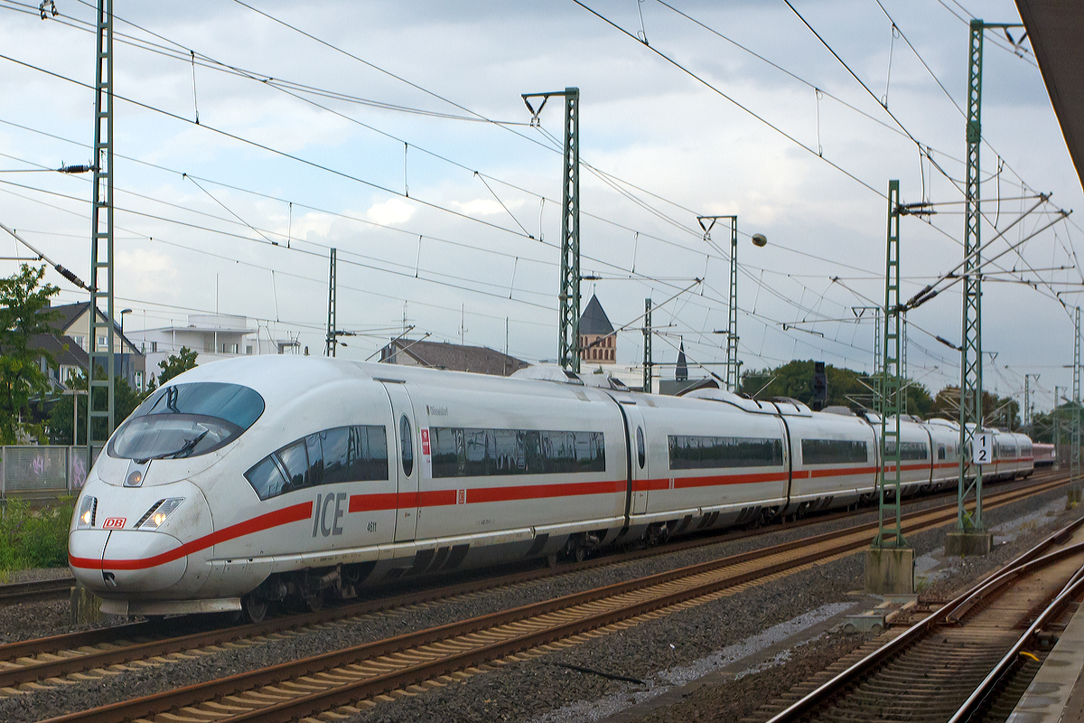 
Der ICE 3M,  Tz 4611  Düsseldorf  (BR 406) fährt am 29.08.2014 durch den Bf Troisdorf in Richtung Siegburg. Er hat die Zulassung für Belgien und Niederlande.