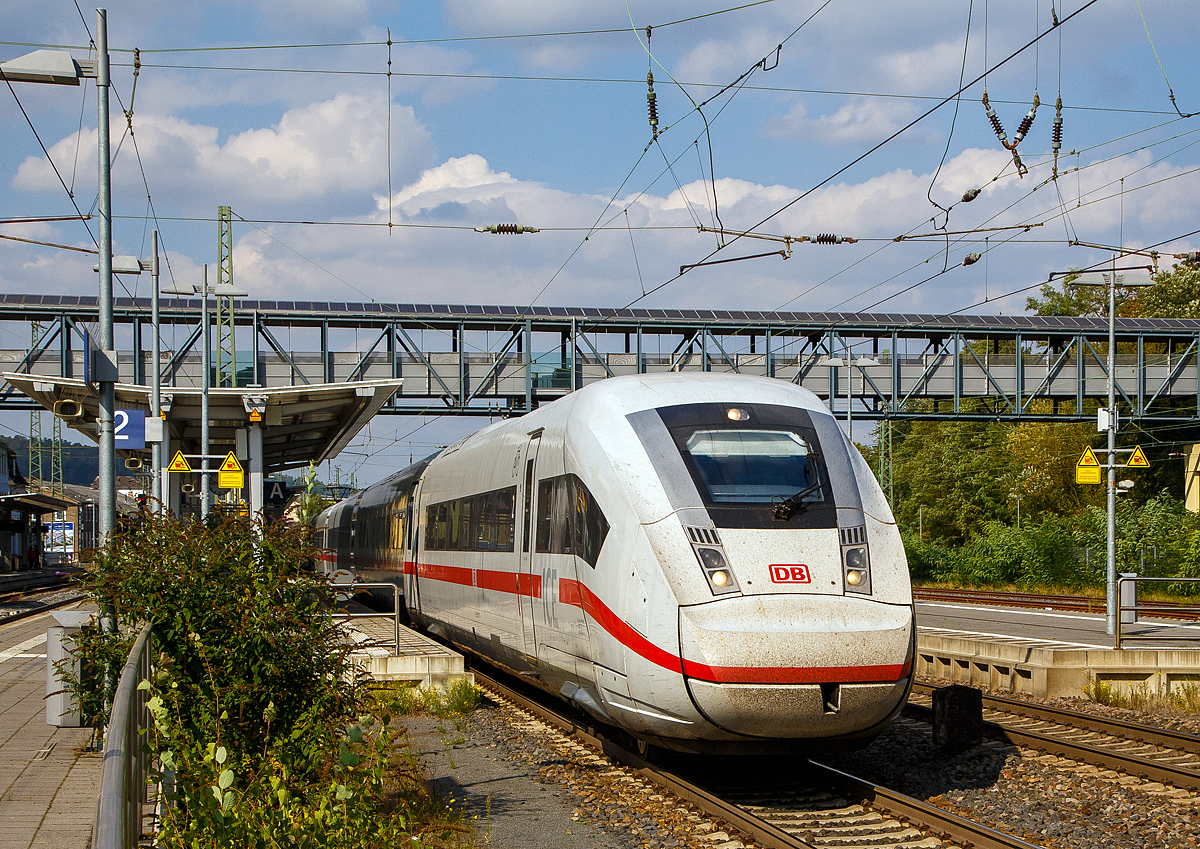 
Der ICE 4  - Tz 9027 (BR 412 / 812) rauscht am 23.09.2020 durch den Bahnhof Marburg (Lahn) in Richtung Frankfurt am Main.
