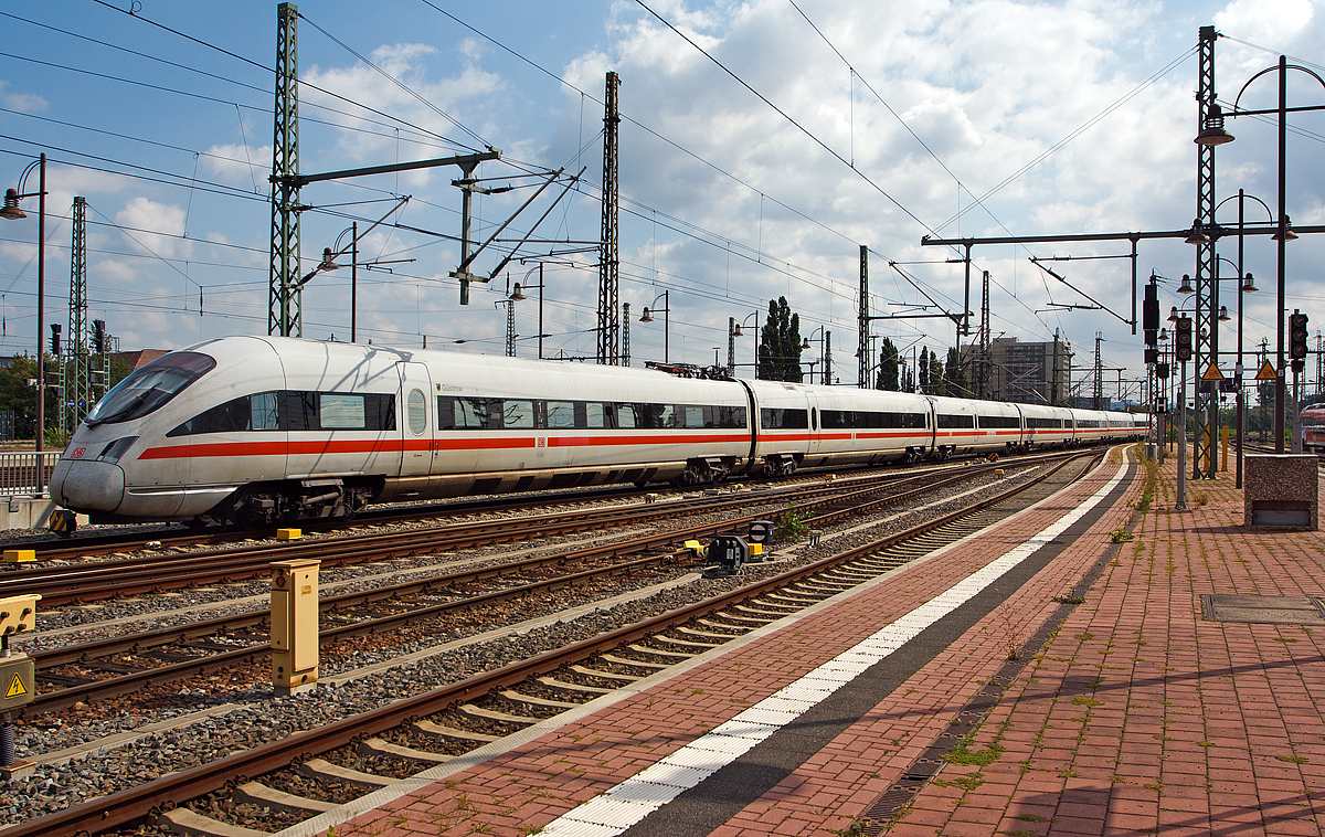 
Der ICE-T (BR 411) Tz 1109  Güstrow  am 27.08.2013 bei der Einfahrt in den Hbf Dresden.  

Diese Züge mit Neigetechnik wurden als Zubringer oder Ergänzung für das Intercity-Express-Netz der DB beschafft. Die Züge sollten ursprünglich unter der Gattung InterCity (anfangs auch Interregio) verkehren, wurden später jedoch zum ICE umgezeichnet. So wurden sie bis Anfang 1999 als ICT (InterCity-Triebzug) bezeichnet, und erst in den Wochen vor der Inbetriebnahme 1999 zum ICE umgezeichnet, sie haben eine Höchstgeschwindigkeit 230 km/h. 

Es handelt sich um betrieblich nicht trennbare Elektrotriebzüge. Sie sind nicht für den Einsatz auf Hochgeschwindigkeitsstrecken, sondern auf Ausbaustrecken ausgelegt. Da die Geometrie dieser Ausbaustrecken weit mehr Steigungen und Kurven aufweist, kommt eine Neigetechnik zum Einsatz. Die Siebenteiligen ICE-T (BR 411) können in Doppeltraktion verkehren, die Fünfteiler (BR 415) darüber hinaus in Dreifachtraktion. 

Die Neigetechnik:
Ein Novum für ICE-Züge ist die Neigetechnik, die auch im italienischen Pendolino ETR 460 / ETR 470 steckt. Mit ihr kann sich der ICE-T um 8 Grad in die Kurve neigen und sie bis zu 30 Prozent schneller durchfahren als konventionelle Züge. Die Neigetechnik mit dazugehörigem, stahlgefederten Drehgestell wurde in Italien hergestellt. Im Gegensatz zum ICE 3 verzichteten die Ingenieure auf die Wirbelstrombremse. Stattdessen sorgen Schienenmagnetbremsen bei Vollbremsungen für die nötige Bremsverzögerung. Eine Wirbelstrombremse hätte auch wenig Sinn gemacht, da der ICE-T vor allem auf alten Strecken mit Holzschwellen und alten Achszählern verkehrt und diese Bremse Störungen verursacht hätte. Natürlich verfügt der ICE-T über eine generatorische und eine pneumatische Scheibenbremse mit zwei Bremsscheiben pro Achse. Die Antriebsleistung von 4 Megawatt beim elektrischen ICE-T reicht locker für eine anvisierte Höchstgeschwindigkeit von 230 km/h aus.

Technische Daten ICE-T (BR 411):
Herstellungskosten pro Zug: 11.76 Mio. Euro
Hersteller: Siemens, Bombardier, Alstom
Anzahl der Sitzplätze 1. / 2. Klasse / Restaurant: 53 / 305 / 24 (382 insg.)
Spurweite: 1435 mm
Stromsystem: 15 kV / 16,7 Hz
Technisch zugelassene Höchstgeschwindigkeit: 230 km/h
Bei Zulassungsfahrten erreichte der Zug: 253 km/h.
Antriebsleistung des Zuges: 4.000 kW ( 8 x 500 kW )
Beschleunigung des Zuges: 0,5 m/s²
Anfahrzugkraft: 200 kN
Anzahl der Achsen / davon angetrieben: 28 / 8
Achsformel: 2´2´+(1A)(A1)+(1A)(A1)+2´2´+ +(1A)(A1)+(1A)(A1)+2´2´
Länge der  Endwagen: 27.450 mm
Länge der Mittelwagen: 25.900 mm
Achslast: 14 t
Leergewicht: 368 t
Zuglänge: 185 m