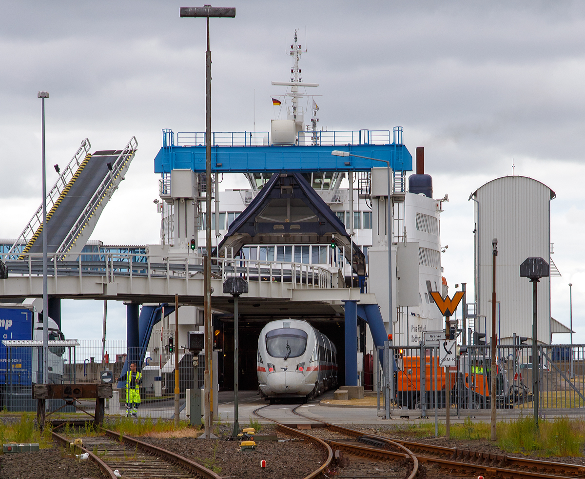 
Der ICE TD bzw. VT 605, Tz 5503 (95 80 0605 003-2 D-DB/ 95 80 0605 103-0 D-DB / 95 80 0605 203-8 D-DB / 95 80 0605 503-1 D-DB) verschwindet am 15.06.2015 in Puttgarten im Bauch der Scandlines Fähre  Prins Richard .  

Das Schiff ist nach dem Prinzen Richard Casimir Karl August Robert Konstantin Prinz zu Sayn-Wittgenstein-Berleburg benannt. Dieser ist der Gemahl von Prinzessin Benedikte zu Dänemark sowie Prinzessin zu Sayn-Wittgenstein-Berleburg, sie ist die jüngere Schwester der Königin Margrethe II. von Dänemark.
