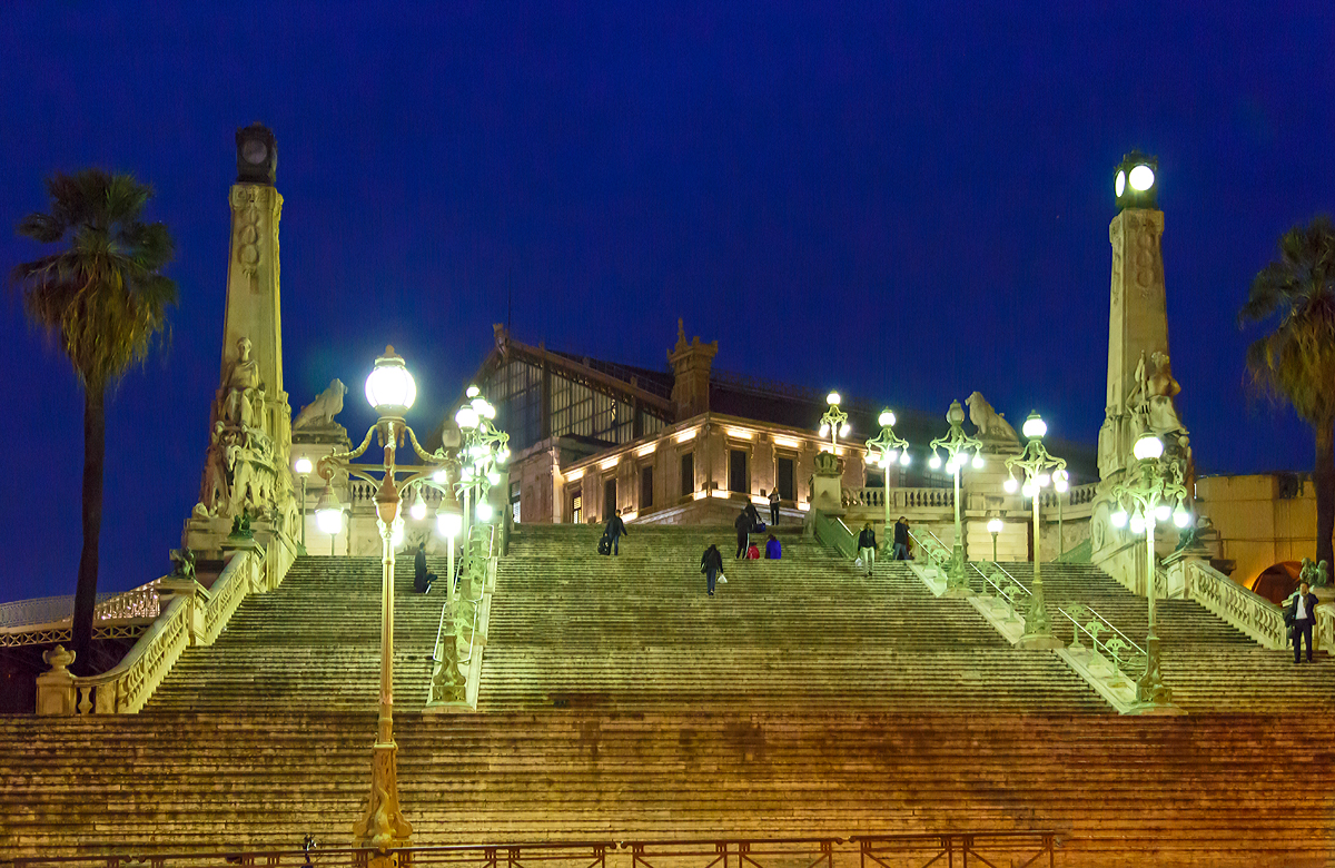 
Der imposante Treppenaufgang zum Bahnhof Marseille-Saint-Charles am 26.03.2015.